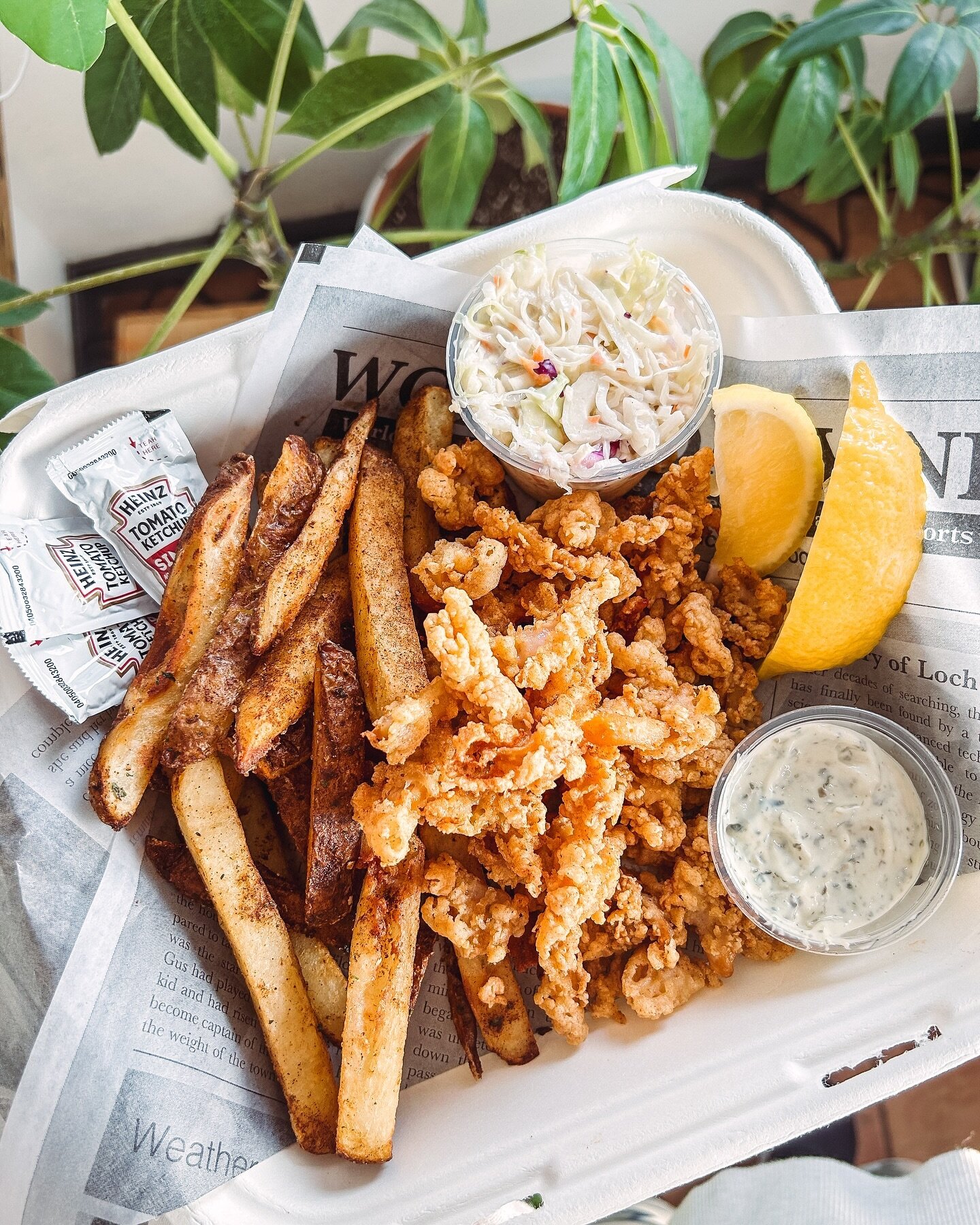 ✨N E W✨ Fried Clam Strip Dinner 🙌🏼 just in time to kick off another FRYDAY! Our full menu is available 12-7pm - order online, give us a call or stop by and place your order! ⁣
⁣
⁣
⁣
⁣
#jrseafoodmarket #mysticeats #fryday #lentenseason #lentfridays 