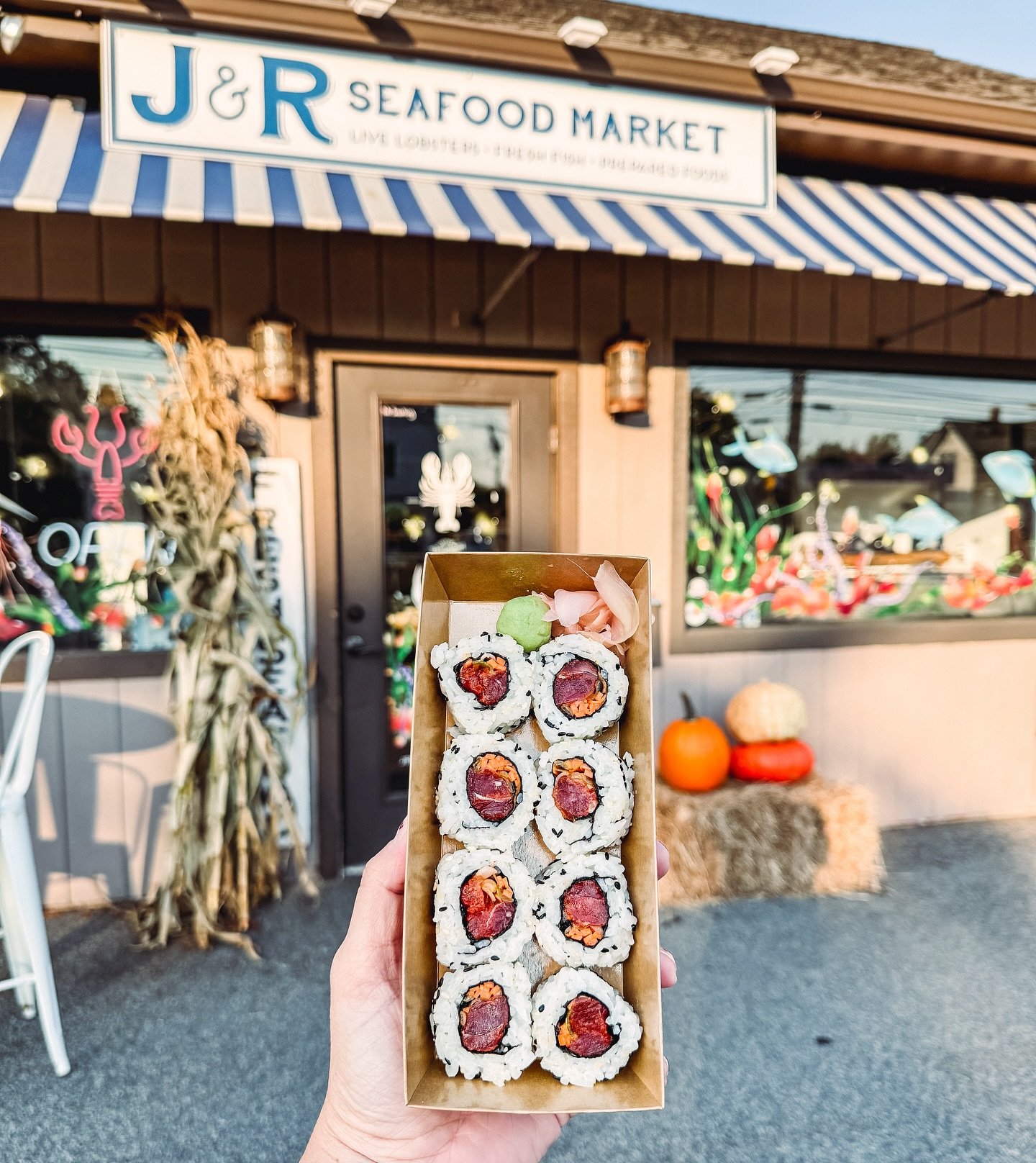 👀 do you see what i see? 👀 freshly rolled, spicy tuna rolls (to start!) can be found in our case today! 

#jrseafoodmarket #spicytunaroll #freshsushi #seafoodie #seafoodlover #mysticeats #seafoodmarket #mysticct #handrolledsushi