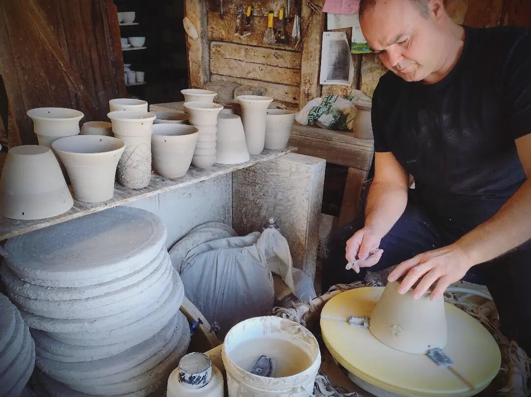 Le potier aime bien mettre sa petite touche personnelle sur chaque jardini&egrave;res qui trouveront tr&egrave;s bient&ocirc;t un espace en boutique! 
#charlevoix #saintirenee
#jardiniere #planterpot #potterytour
 #ateliers #shoplocal #production #st