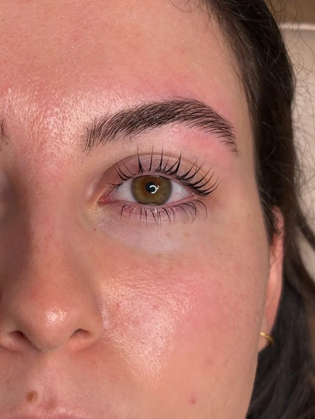 A little lift, a little tint and a fresh brow shape can make such a difference. This treatment opens the eyes, defines the lashes and gives the brows soft structure while still keeping everything natural. Swipe to see the before and how subtle change