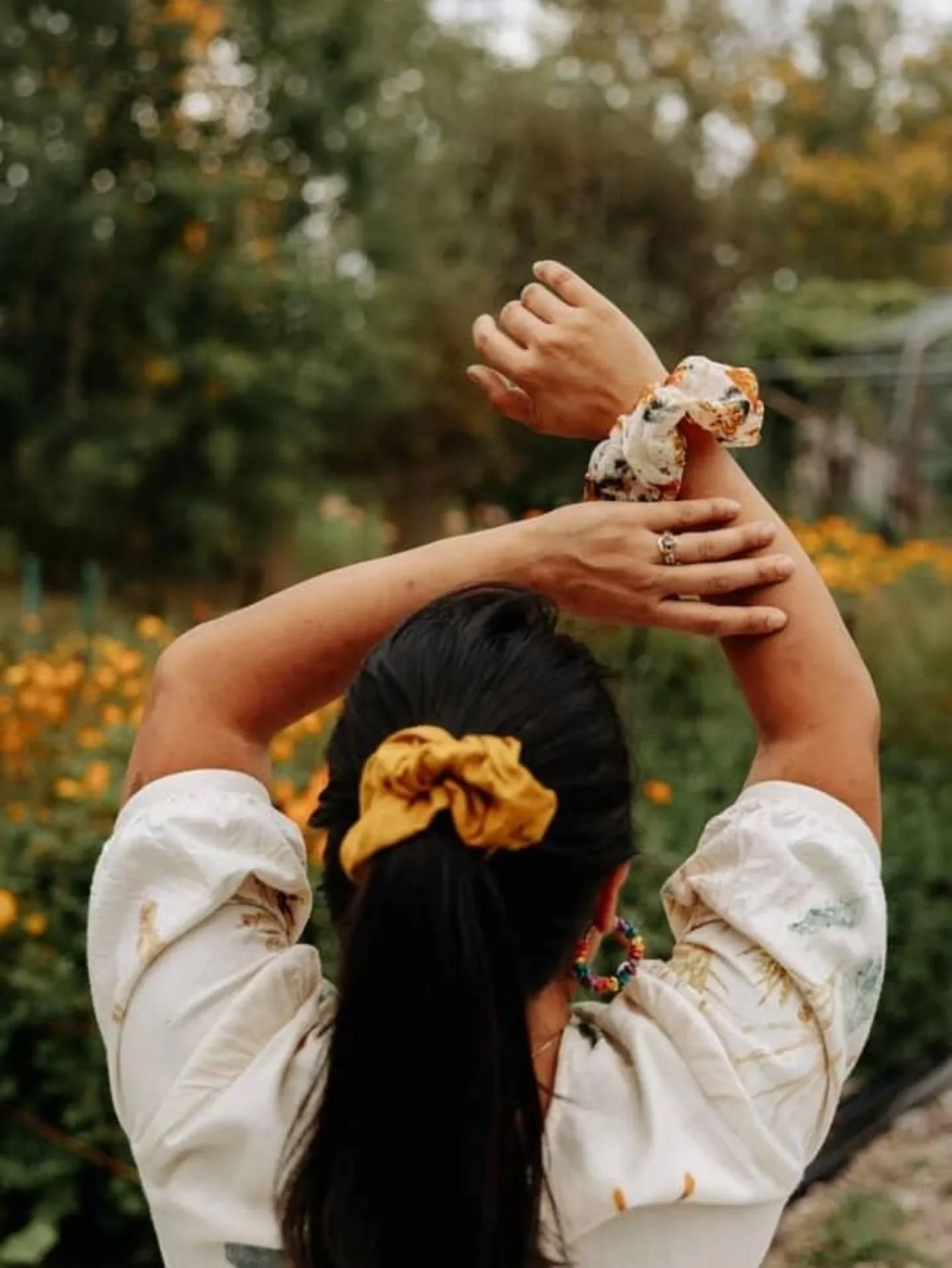 🌼New large 100% mulberry silk scrunchies 🌼 Available at my fall-holiday markets.

👌🏾This new size is great for thick hair or if you are just a fun of all things oversize. Dyed with flowers I grew like marigold and other natural dye sources.✨

🏷️