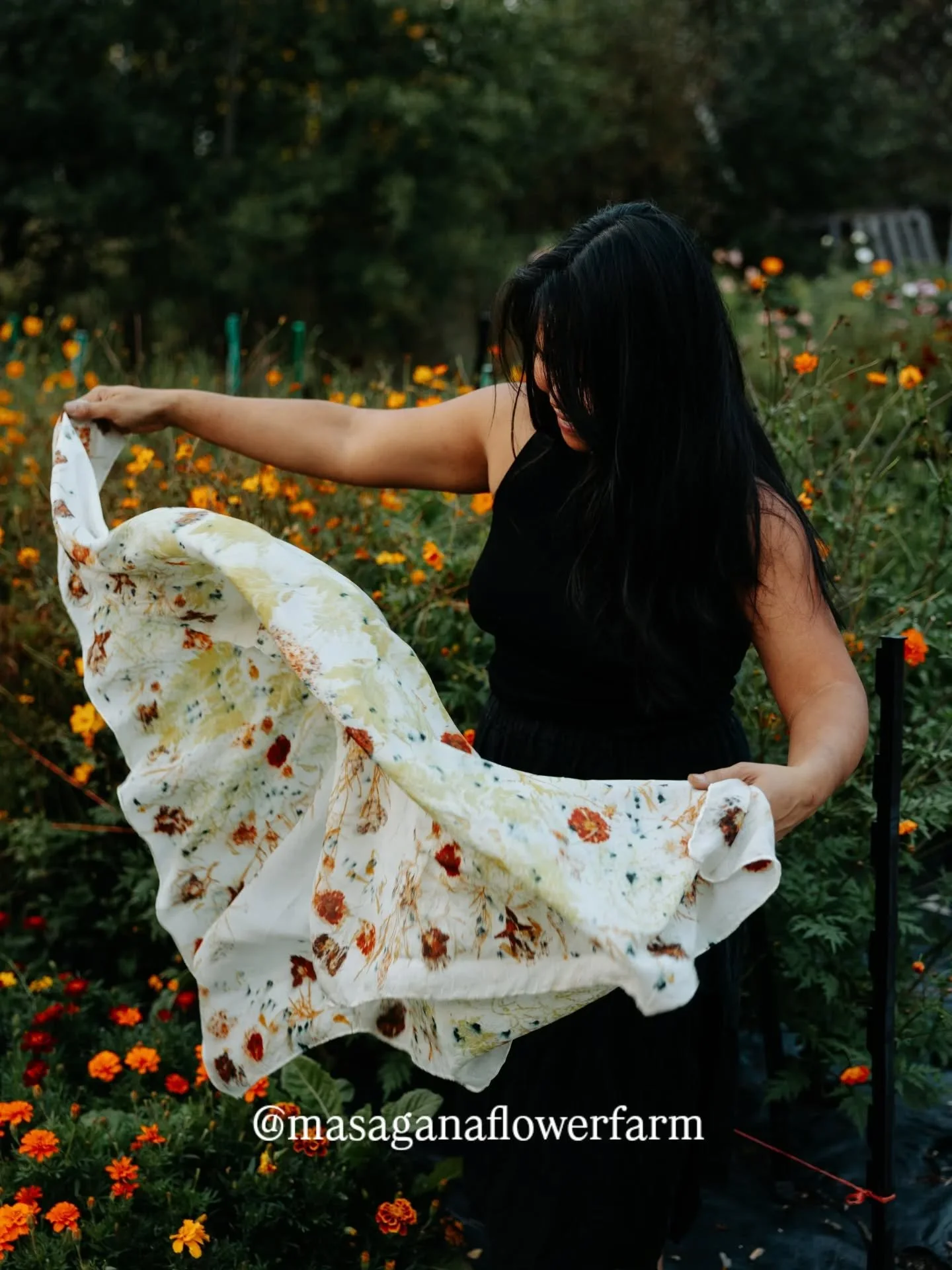 🧣It is unseasonably warm here in Manitoba but fall will still be a scarf season! And if you are looking for one of a kind floral dyed silk scarves, then make plans to go to one of my in-person markets in November and December. Swipe for the schedule