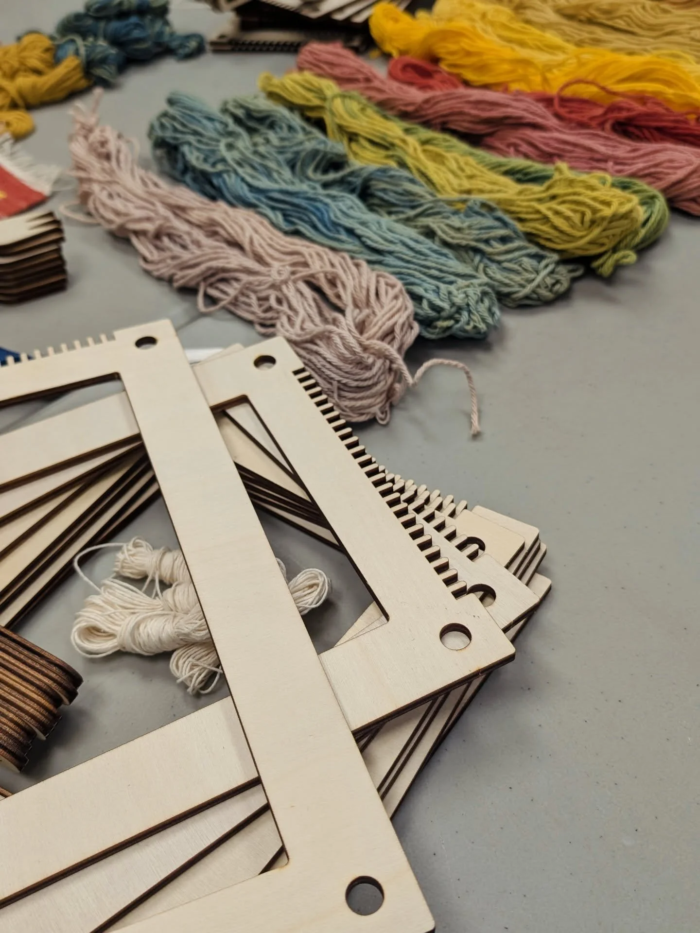 🧶 I learned something new today! Thank you @mar_yam_bg and @manitobacraft for the tapestry weaving workshop! 

🧶I met Maryam through Manitoba Craft Council for the group exhibition we are participating at called &quot;It's familiar&quot;. Our artwo