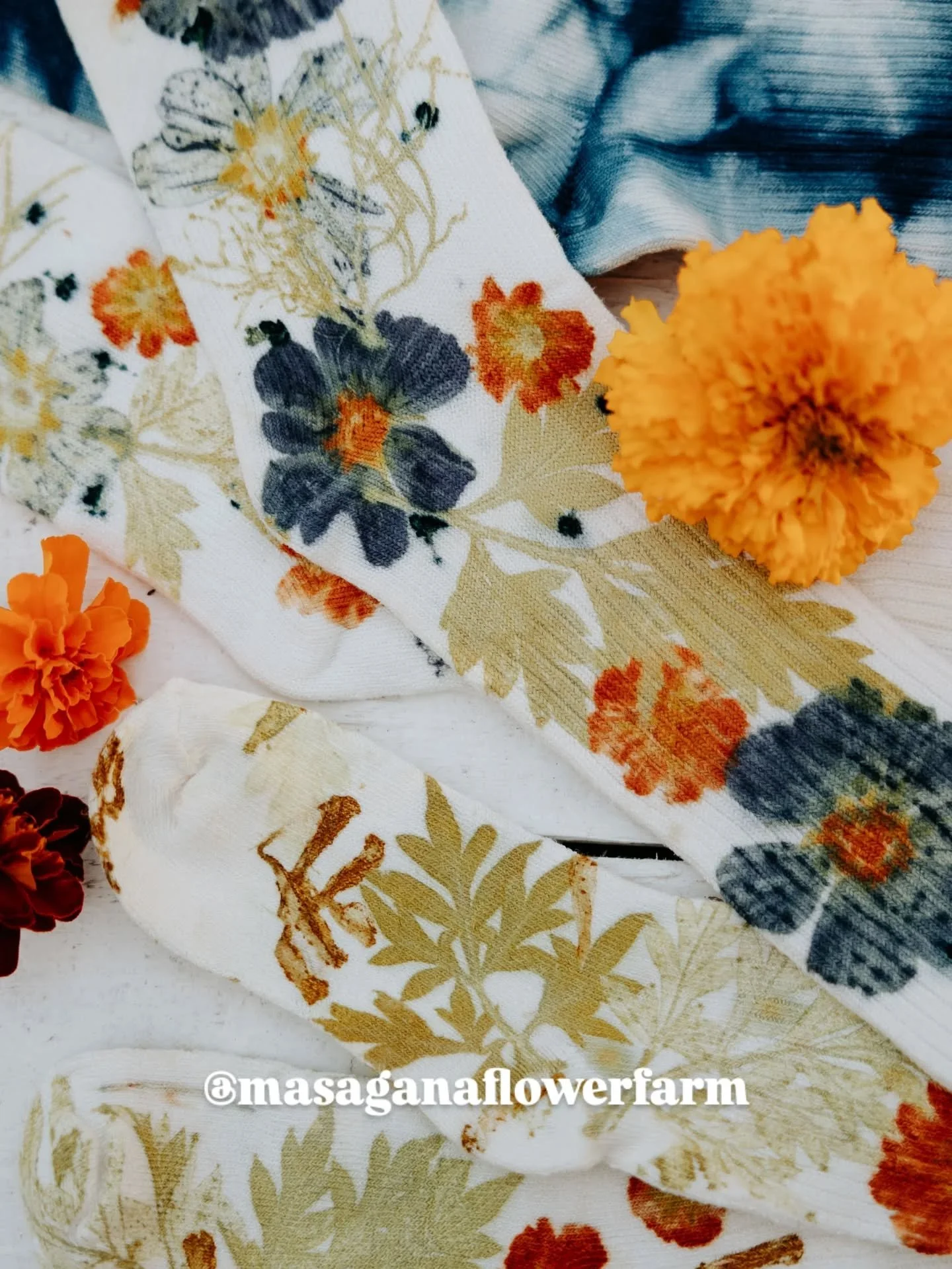 🌸NEW: Floral + Indigo Dyed Socks and Scrunchies. Available at my booth at @craftedshowandsale on Nov 7-9.

🧦100% Cotton Bamboo in kids and adult sizes | 100% mulberry silk scrunchies. Both eco-printed with flowers I grew this past summer and some a