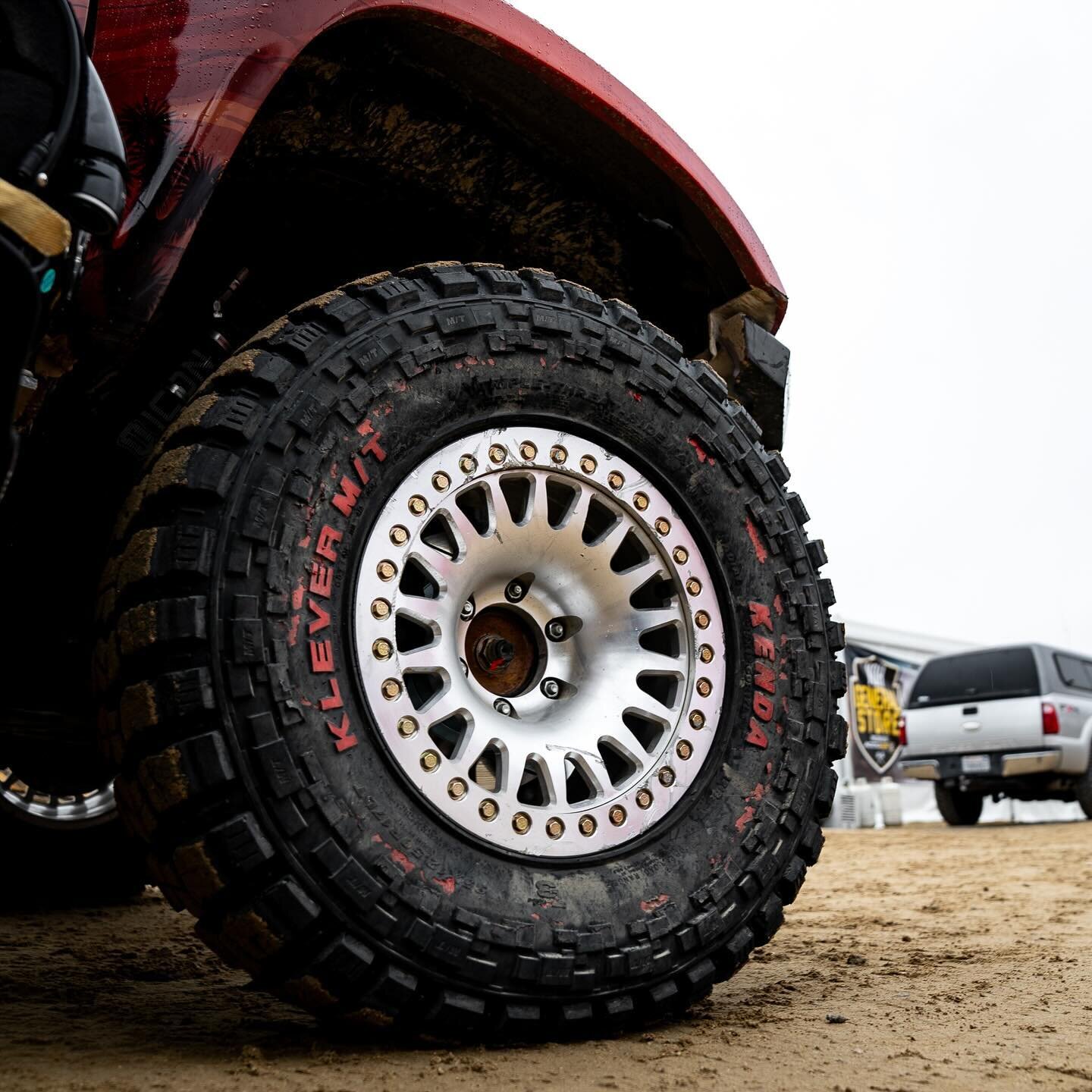 People are constantly asking about our wheels and tires and we always have nothing but good to say about them.

For starters, the @kendatire. This brand came into our life through a tire size. I (@a.flemster) found Kenda through their 35x10.50r17 aft