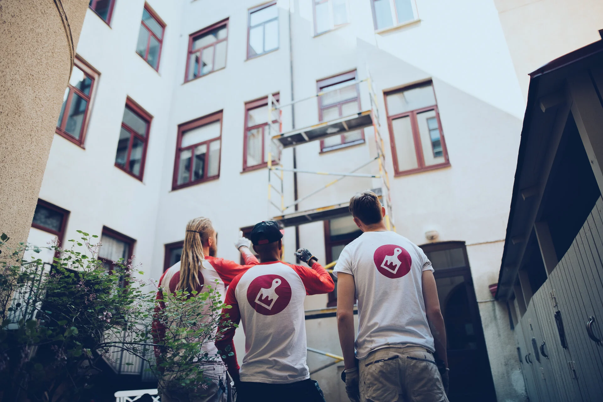 Målare planerar målning av fönster i Vasastan.