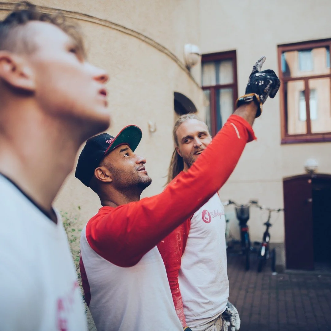 Måndagsmöte och arbetsledaren Olle har genomgång med teamet. #bullerby #målare #villa #tb