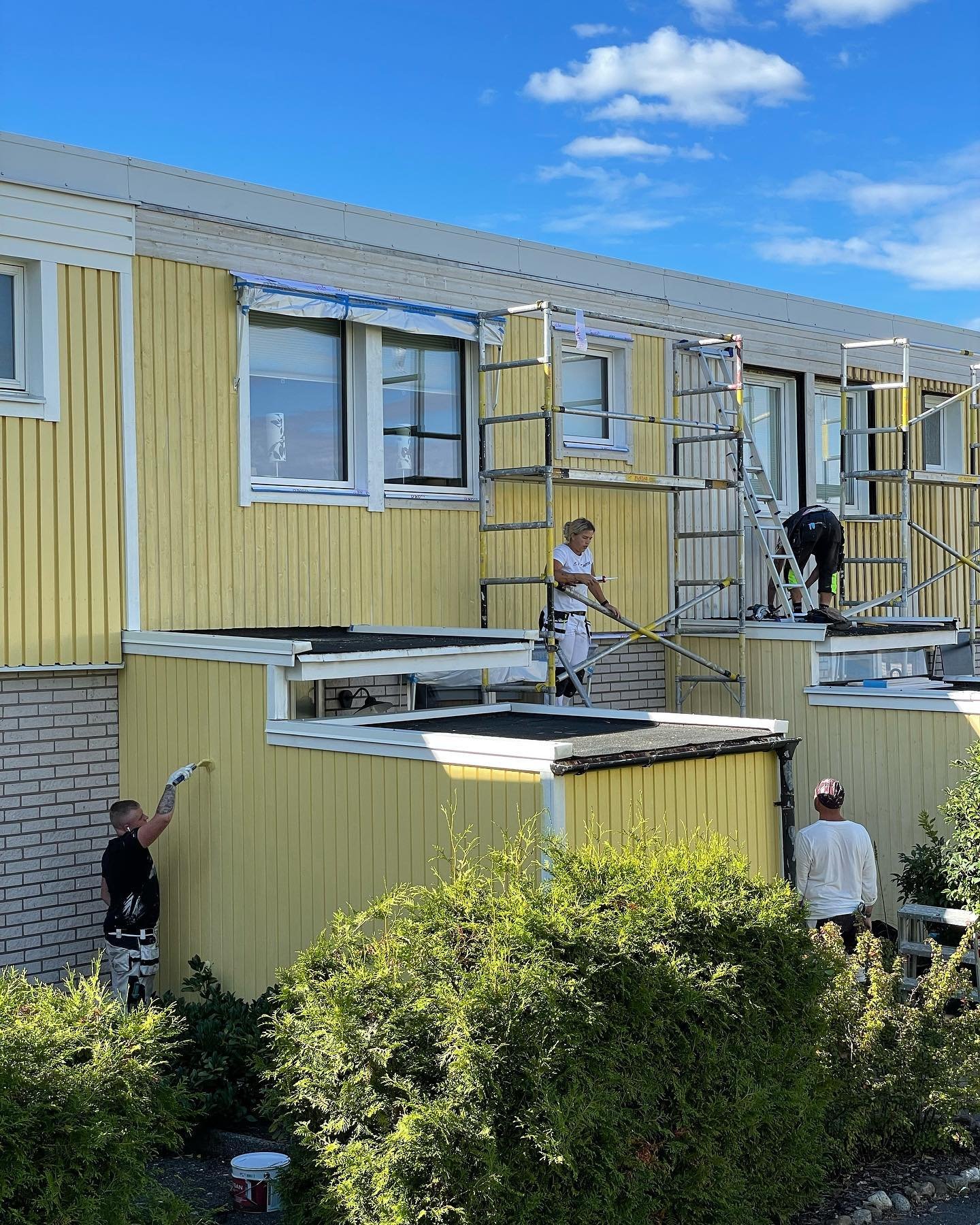 Fredag och v&auml;lf&ouml;rtj&auml;nt helg f&ouml;r Bullerby-teamet. 

Just nu f&ouml;rfinar vi en av S&auml;vedalens radhusomr&aring;de &aring;t samf&auml;llighetsf&ouml;reningen Skol&auml;ngen, lagom till deras 50 &aring;rsjubileum. 

Mycket h&auml