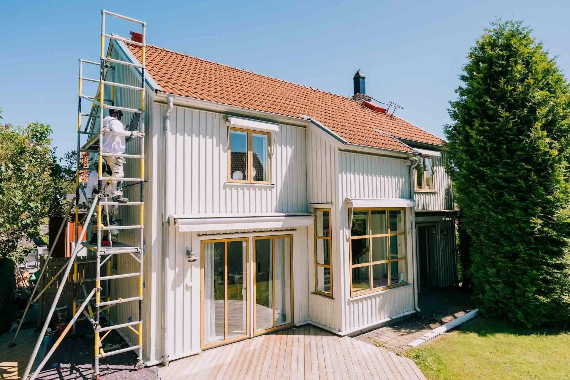 Fasadmålare målar om hus i Göteborg.