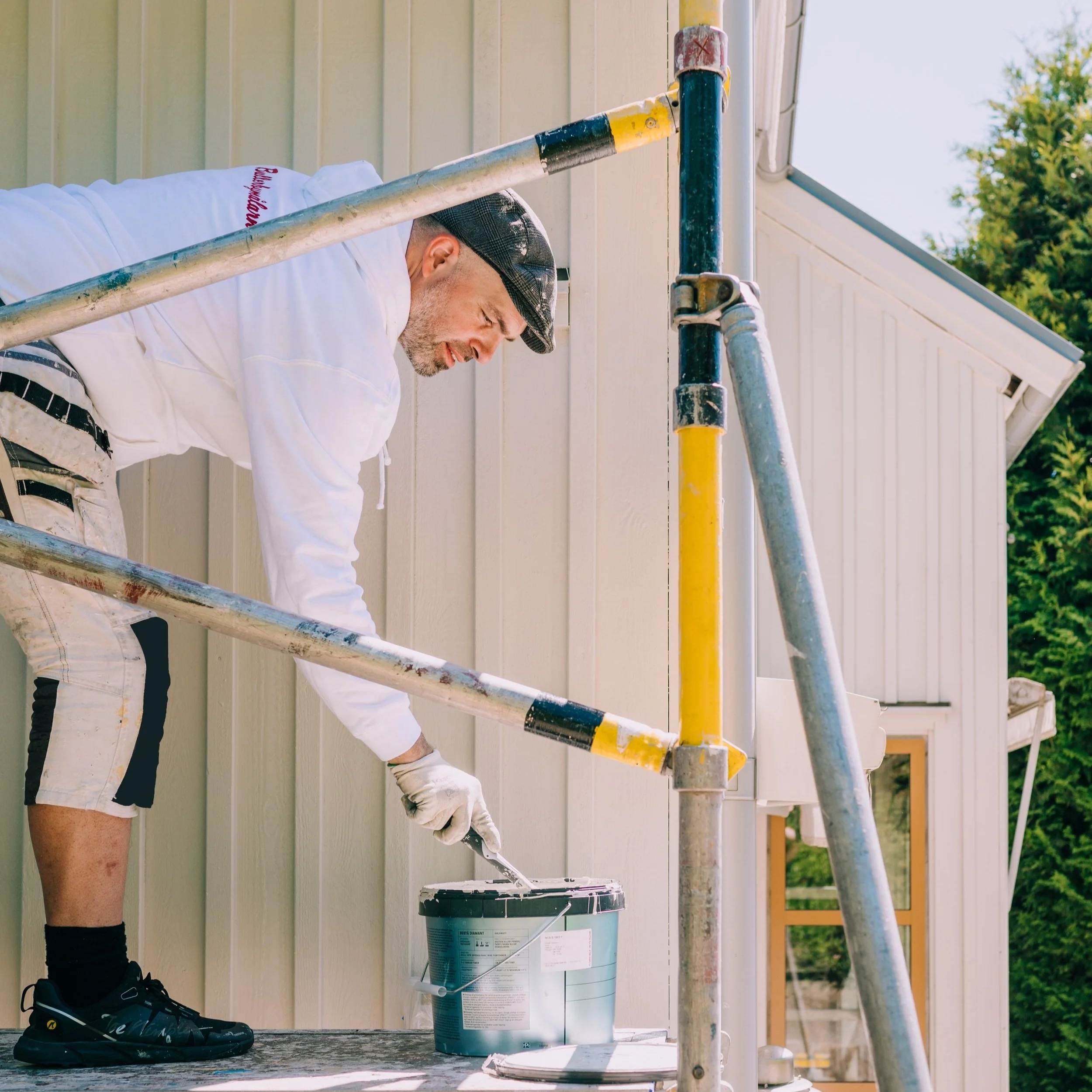 Bullerbymålare målar fasad i Näset med akrylfärg.