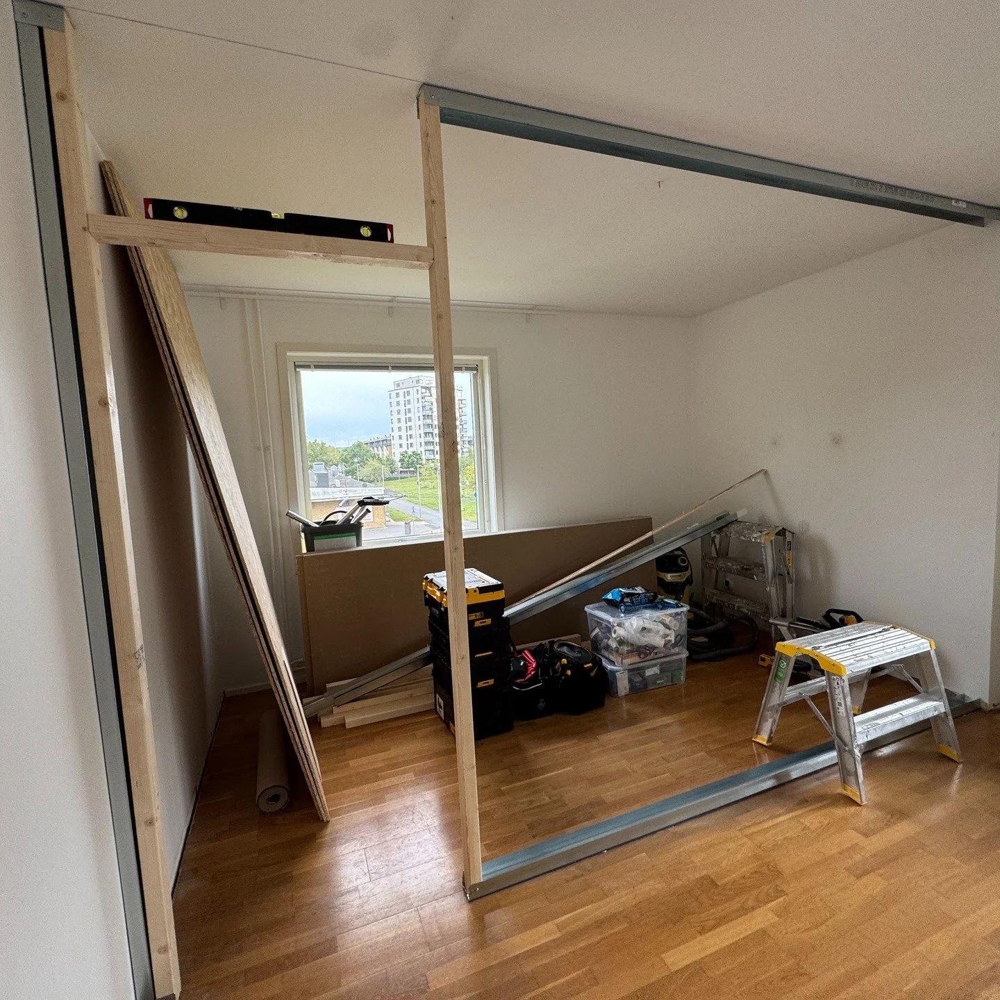 Jamen, vi erbjuder lättare renoverings och snickerijobb till våra kunder. Här har vår snickare gjort sitt första projekt hos oss där vi satt upp en innervägg i lägenhet i Mölndal och grundat för kun