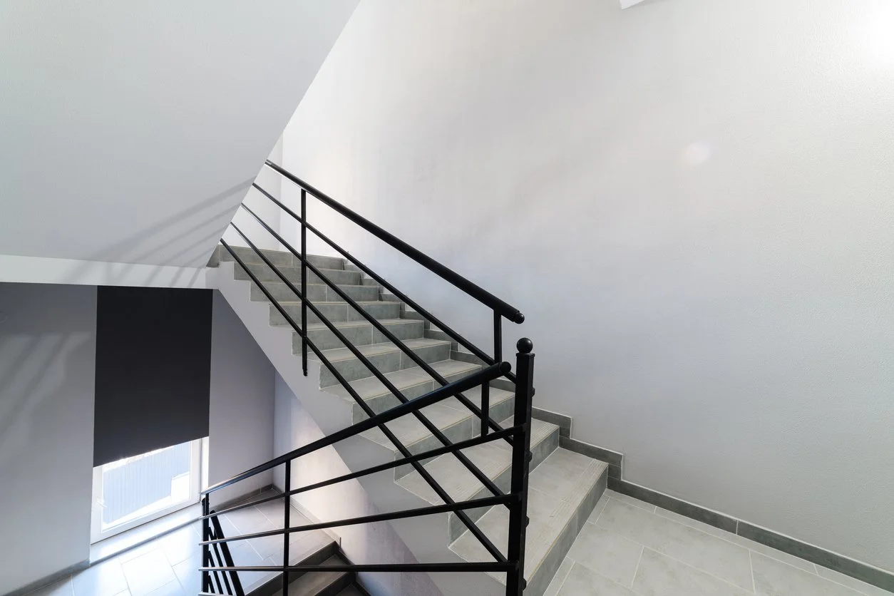 Nymålat trapphus av Bullerbymålarna i Göteborg.