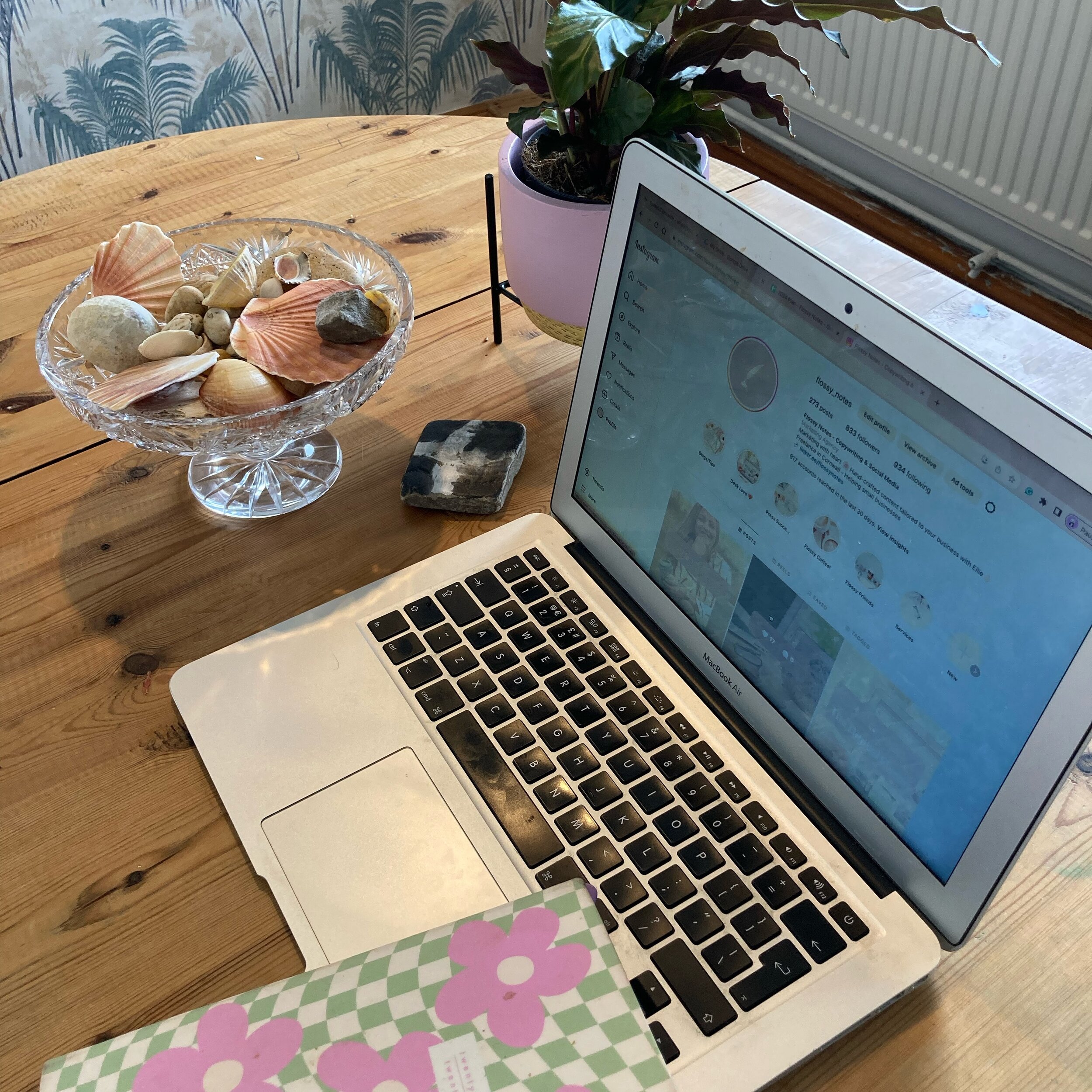 I&rsquo;ve added some joy tokens to my desk this week;
🤍Our family shell collection from our adventures 
🤍Some Cornish flag artwork from my boy
What do you choose to have around you while you work?
Add some joy wherever you can ✨
#flossynotes #desk