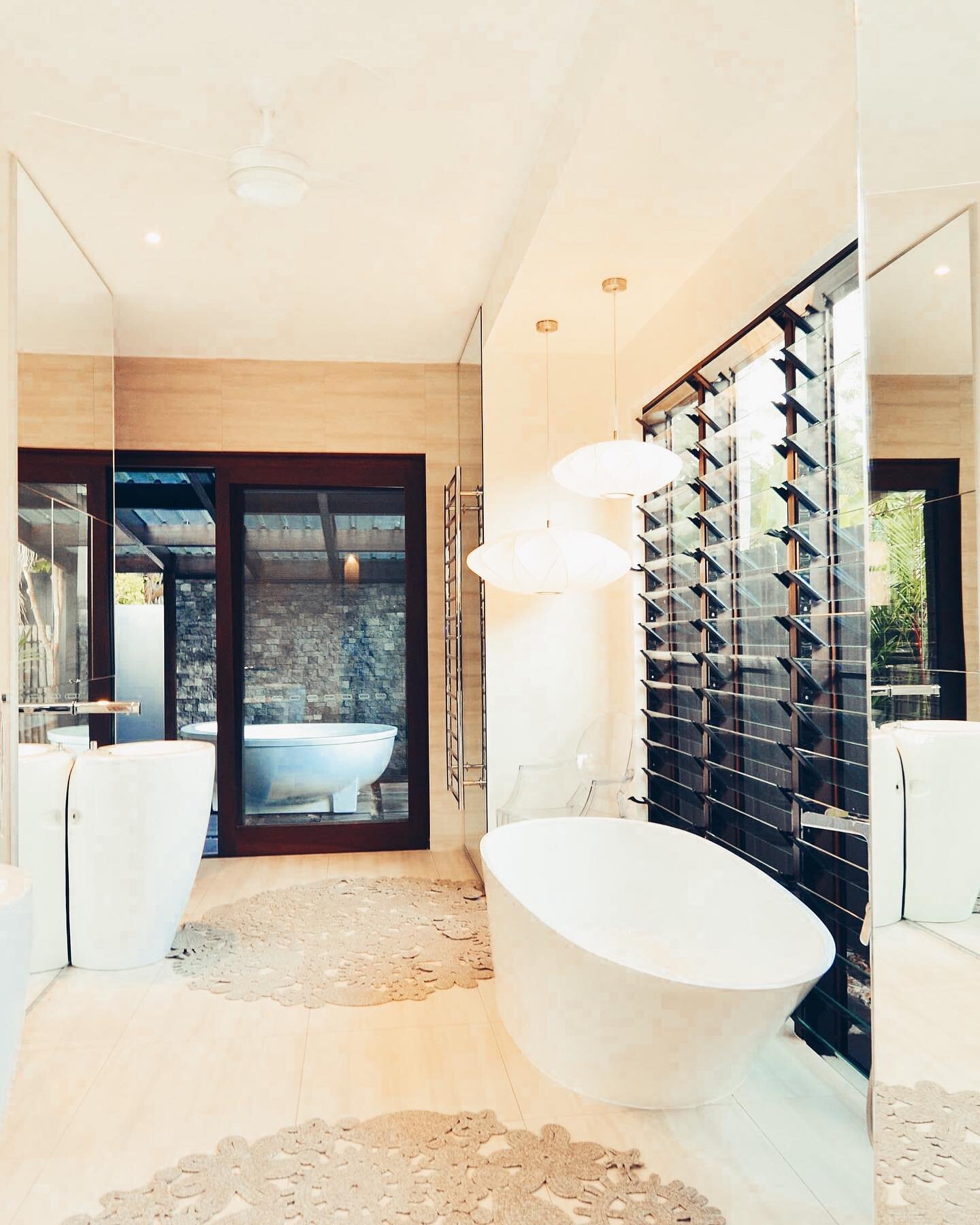 A freestanding bath is an excellent feature for your bathroom, and who doesn&rsquo;t love a bubble bath 🧖🏼&zwj;♀️
&bull;⠀⠀⠀⠀⠀⠀⠀⠀⠀
&bull;⠀⠀⠀⠀⠀⠀⠀⠀⠀
&bull;⠀⠀⠀⠀⠀⠀⠀⠀⠀
&bull;⠀⠀⠀⠀⠀⠀⠀⠀⠀
#architecture #design #designer #tropical #luxurydesign #luxuryhomes #