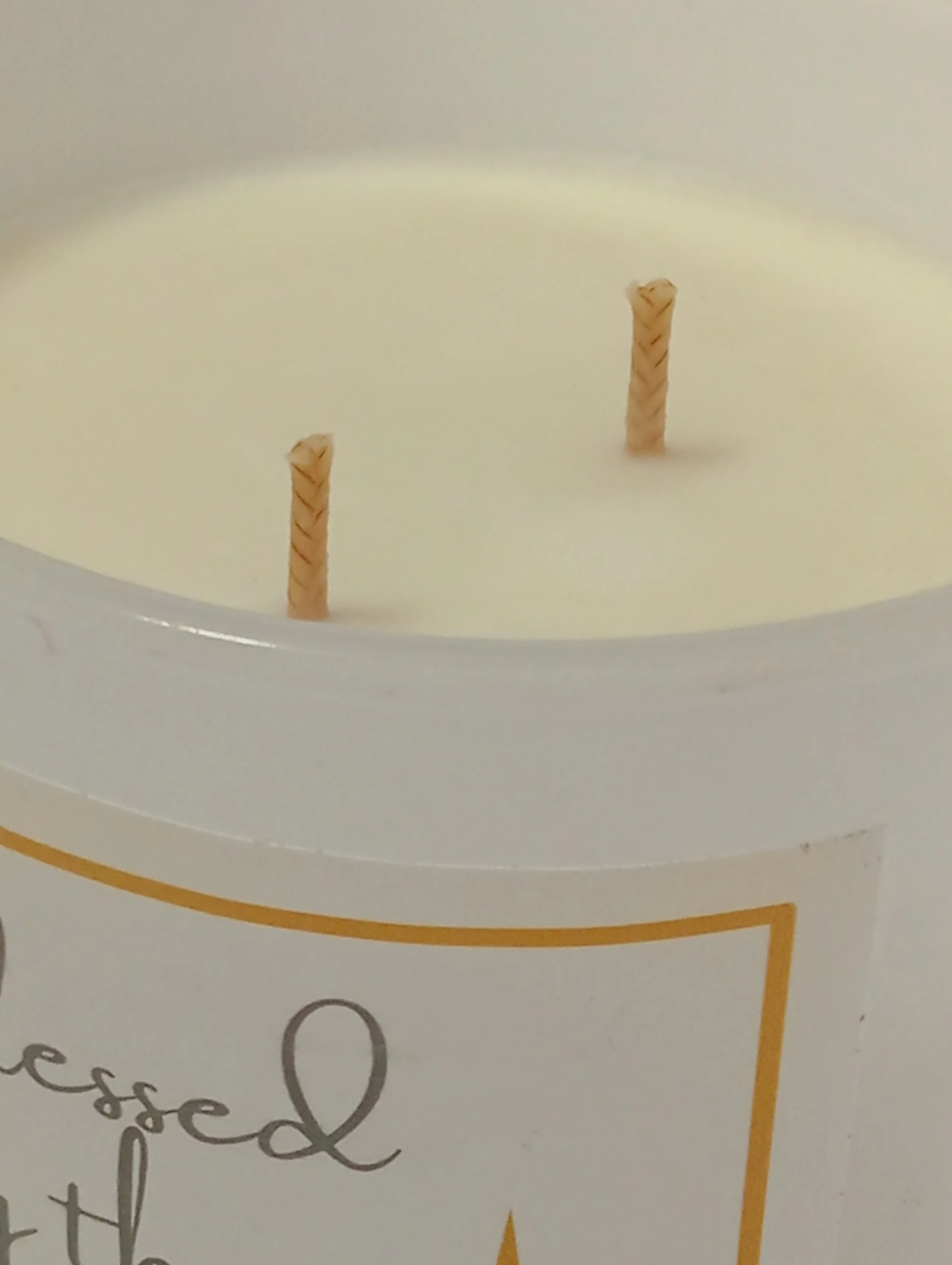 Such an gentle aroma! This beautiful candle has been hand poured using the most amazing Fragrance Oils of Oak Amber and Musk.