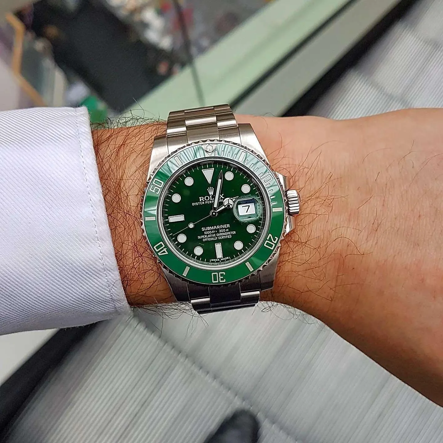 Saturday simplicity from @clockonawrist 🌵 

Nothing hits quite like that flash of green from the @rolex Submariner 116610LV, or &lsquo;Hulk&rsquo; as we all know it by. 

#GreenoverTan #Green #GreenCar #TanLeather #Design #Style #Blog #MakeGreenGrea