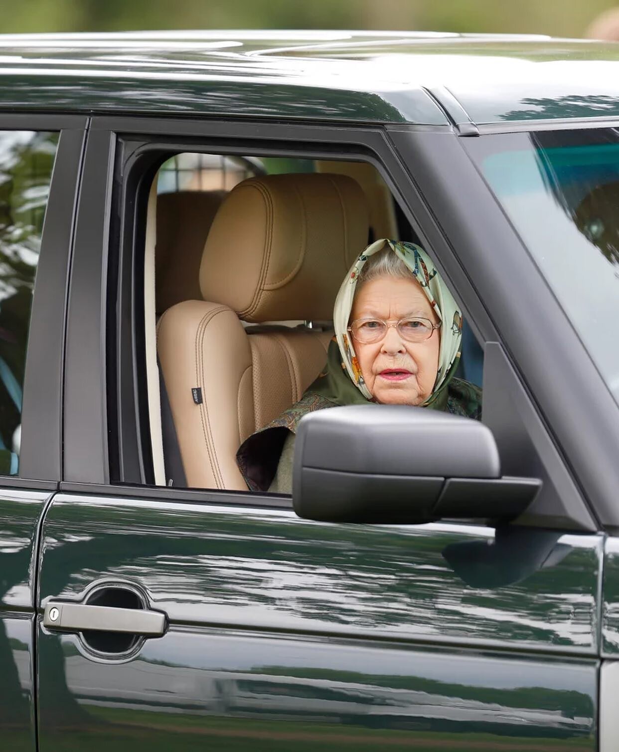 Queen Over Tan. 🇬🇧 

Over the next few days here in the U.K. and around the world we celebrate the Platinum Jubilee of Her Majesty the Queen Elizabeth II. 

With her reign in power spanning seven decades, changes in fashion, politics, attitudes and