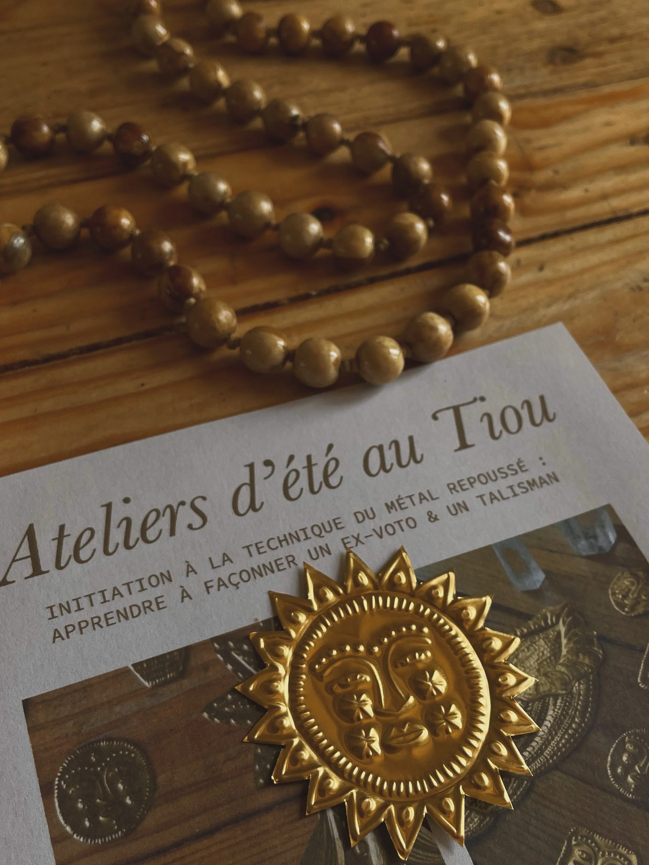 Les ateliers d&rsquo;&eacute;t&eacute; approchent, on se retrouve tout vite pour apprendre &agrave; fa&ccedil;onner des talismans solaires en m&eacute;tal repouss&eacute;, autour de quelques douceurs offertes par le @tioubowlmoliets &agrave; Moliets 
