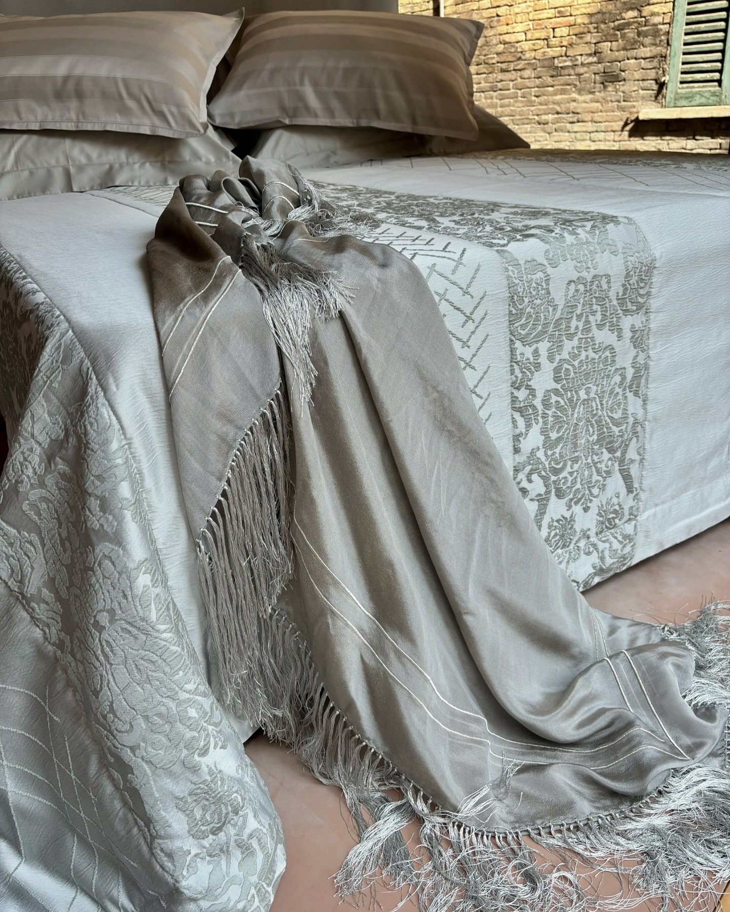 SILVER

Argento, dal greco argos &ldquo;brillare&rdquo;, &egrave; il colore dell&rsquo;eleganza&hellip;la pregiata qualit&agrave; dei tessuti che compongono questa nuova collezione di biancheria per la casa ne esaltano la luminosit&agrave;.
Il quilt 
