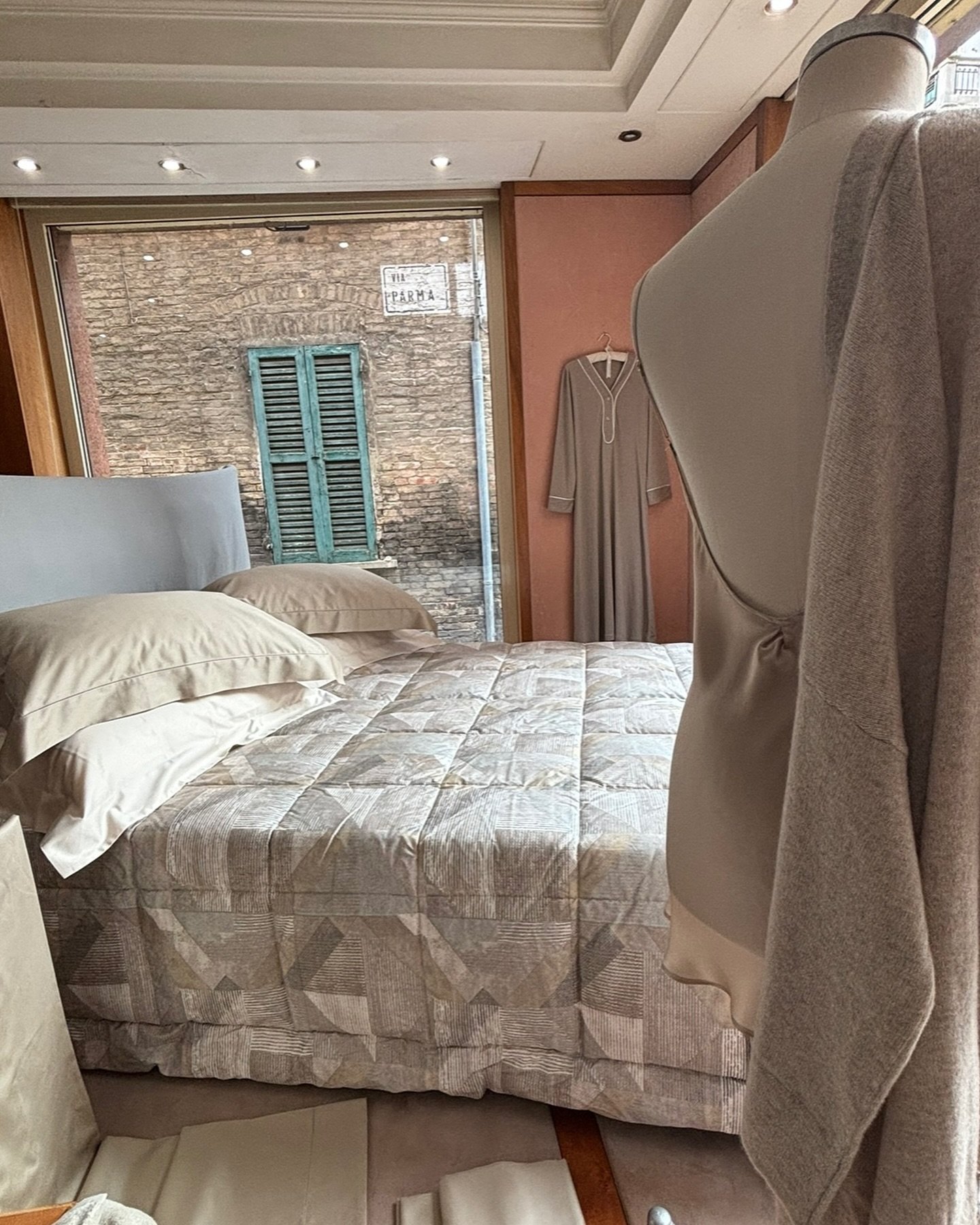 SOFT &amp; WARM 

#winter2024 #newcollection #piuminodoca #topquality #bedcover #bedcoverset #bedclothes #bedclothing #madeinitaly #artedelricamopescara #biancheriaperlacasa #cashmere #silk #purecotton #naturaltextiles #bedsheets #homecollection #bed