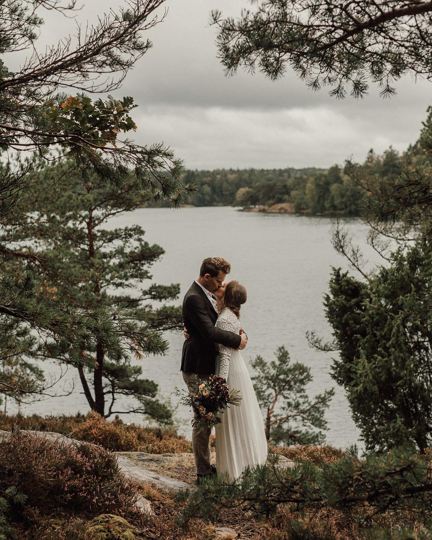 Hur du nailar ditt h&ouml;stbr&ouml;llop? V&auml;lj en septemberdag, hitta en plats med h&ouml;stf&auml;rger utan dess like, ta fram lite regn och gr&aring;a moln, var freaking upp &ouml;ver &ouml;ronen k&auml;ra, ta med n&auml;rmsta familjen eller v