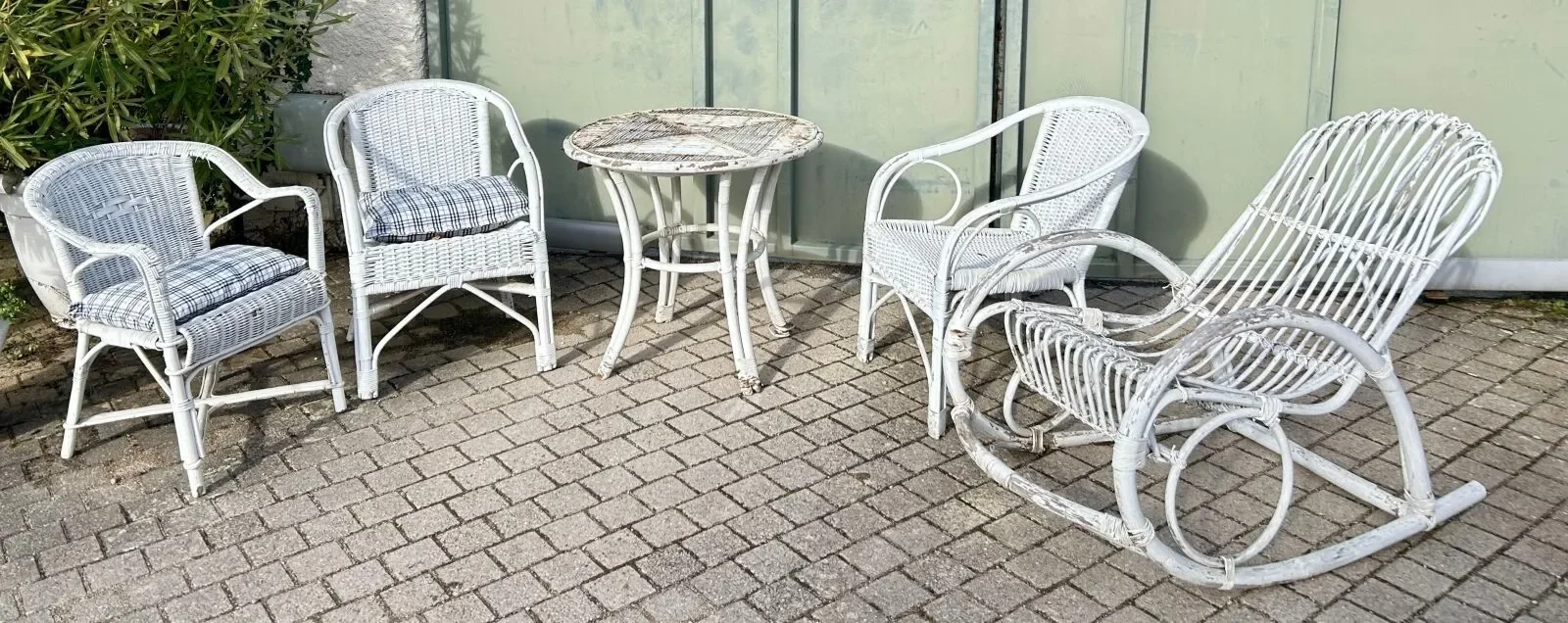 Deuxième partie d'un fond de maison à Dardilly (Chrono - Huis clos) : vaisselle, mobilier extérieur, accessoires de jardin, verrerie,...