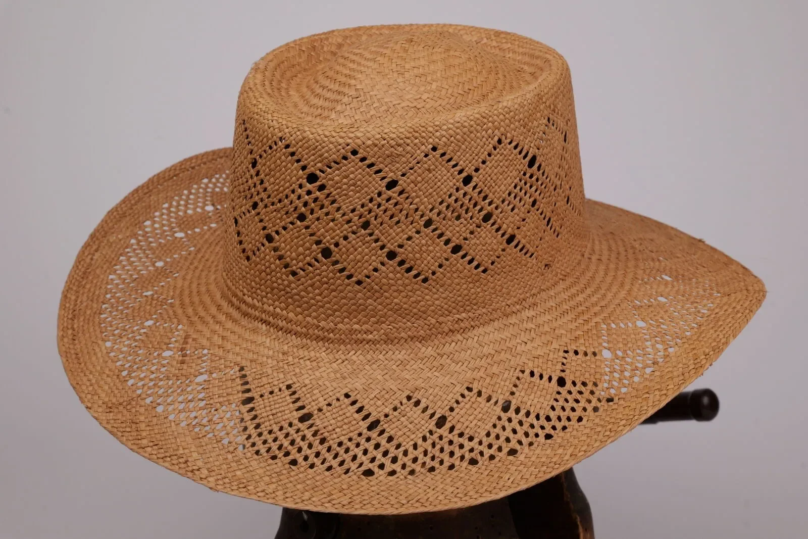 Vente aux enchères de chapeaux artisanaux en tressage Panama