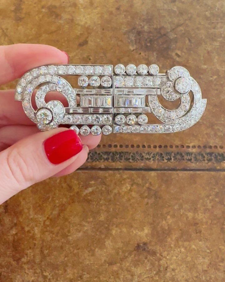 ✨For Sale✨you couldn&rsquo;t get more art deco than this double clip brooch if you tried 💥 super sparkly and chic 💁🏼&zwj;♀️ #artdeco #decojewels #bringbackthebrooch #doubleclip #antiquejewels #finejewels #diamond #bling