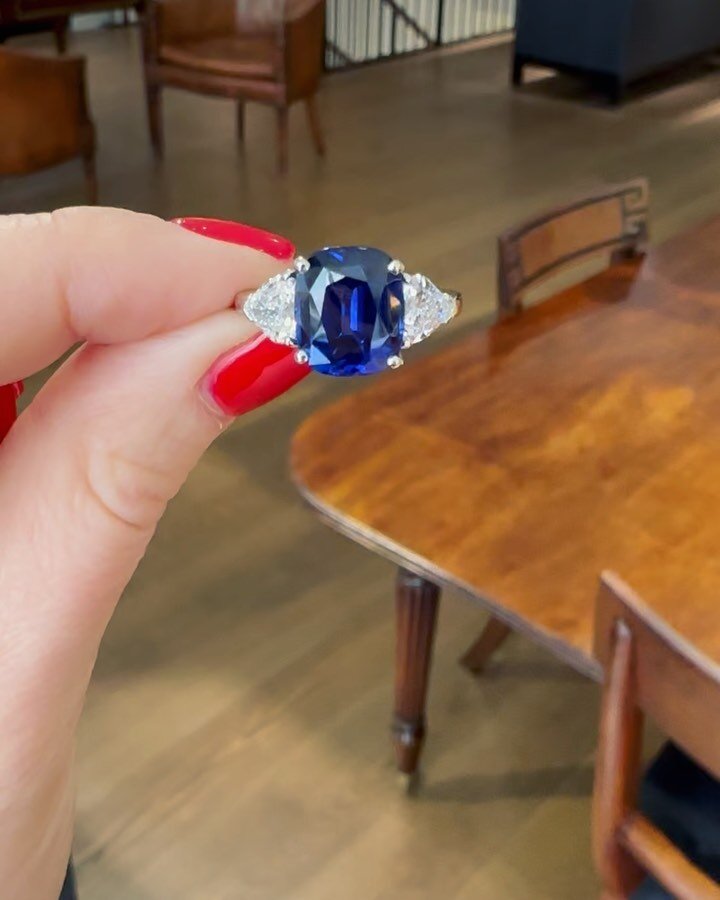 ✨For Sale✨This dreamy 5.55ct sapphire and diamond ring by Harry Winston 💙💙💙 with the cutest heart side stones 🥰 #wouldntsayno #chic #sapphirering #harrywinston #finejewels #yesplease #love