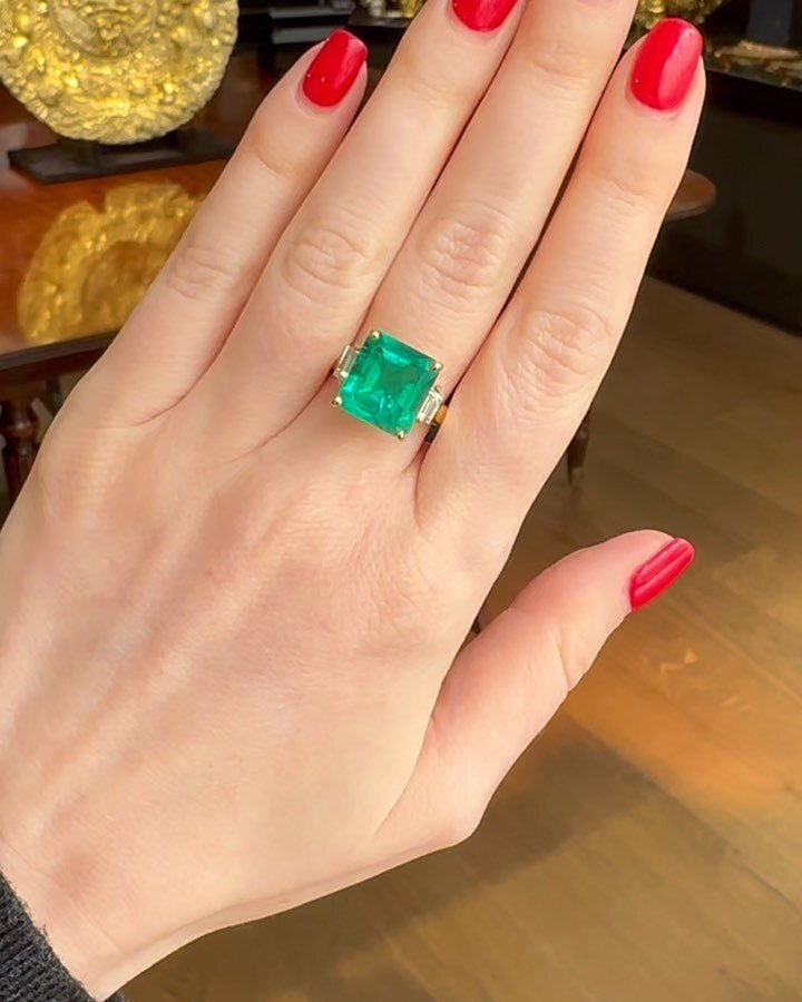 ✨For Sale✨can one ever go wrong with a simple 5ct colombian emerald ring? I think not 💚💚💚 #emeraldring #colombianemerald #finejewellery #bling #classic