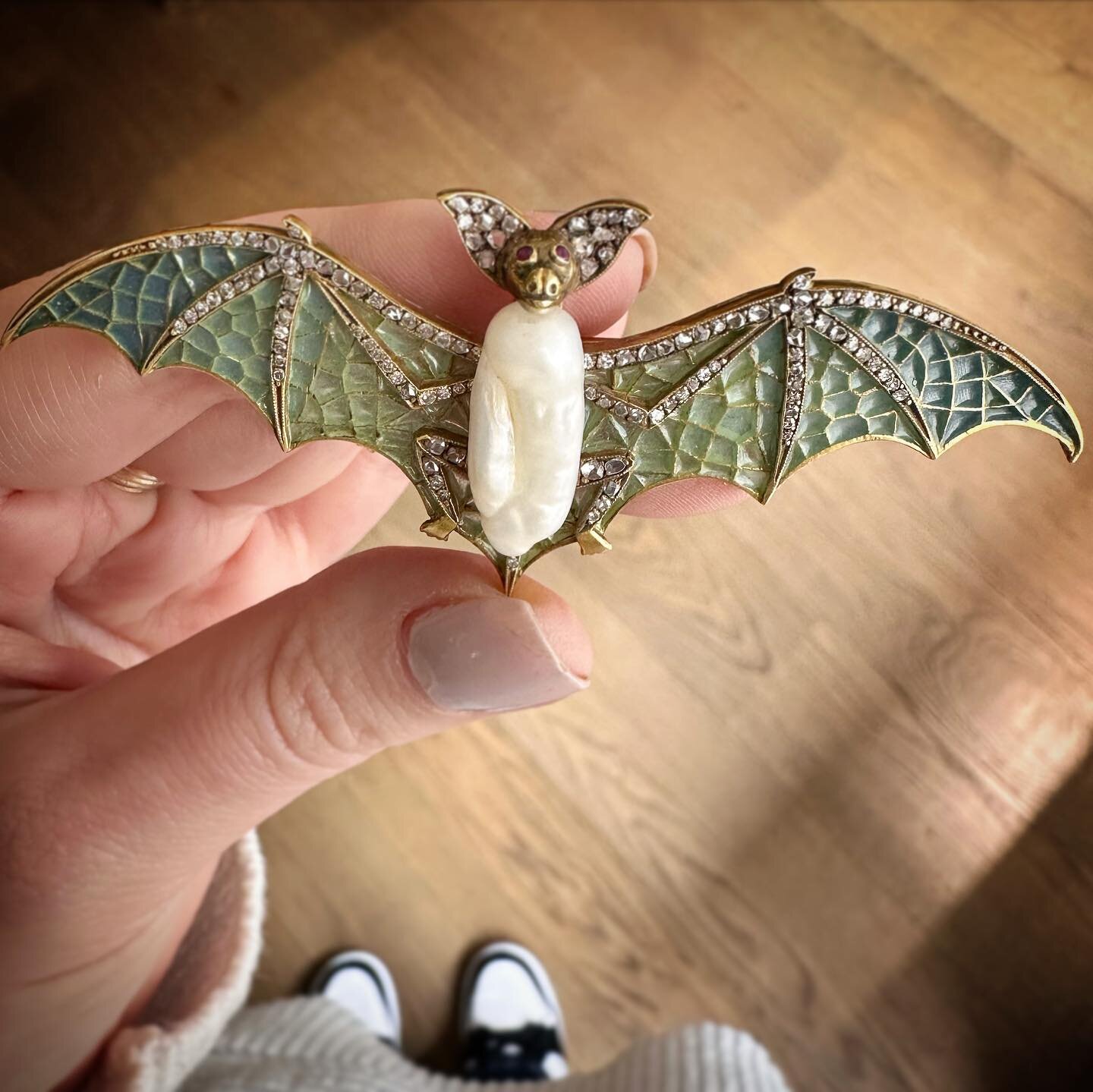 ✨For Sale✨this fabulous plique a jour bat brooch flew straight into our Dover street gallery 🦇 #cheeky #antiquejewels #pliqueajour #animaljewels #finejewels #bat #bringbackthebrooch