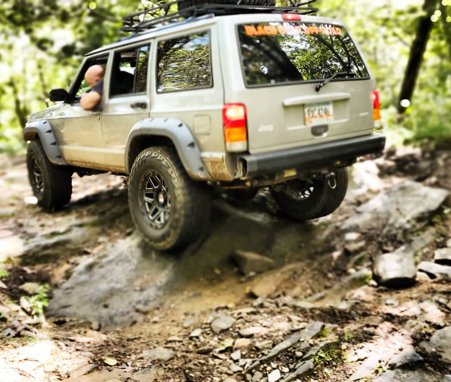 The week is a blur and we are headed into the weekend full steam ahead! 

□ □ : @clydesdale_sser 

#jeepxj #jeepend #jeeplife #jeepcherokee #blackbearbuilt