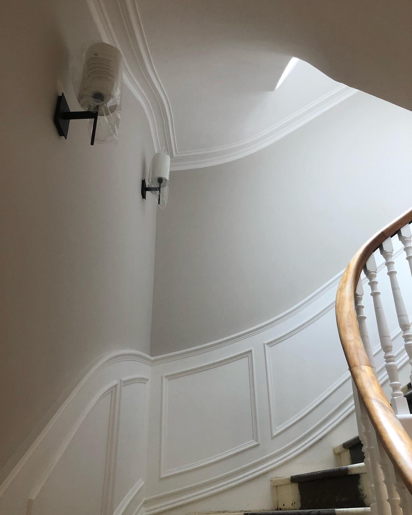 Stairwell nearing completion on site, new timber panelling and walls painted, lights on, just waiting for carpet!
.
.
.

#architect #architecture #designer #aberdeenshire #contemporarydesign #contemporaryhome #architecturelovers #fineinteriors #inter