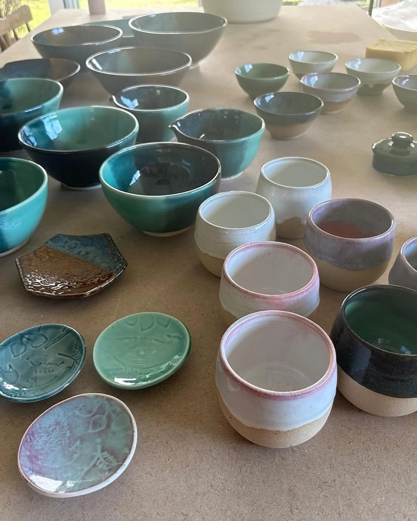 Latest kiln haul for the @highlandpotteryfair tomorrow. 🤞Storm Amy doesn&rsquo;t impact too heavily.  #highlandpotteryfair #pottery #highland #inverness