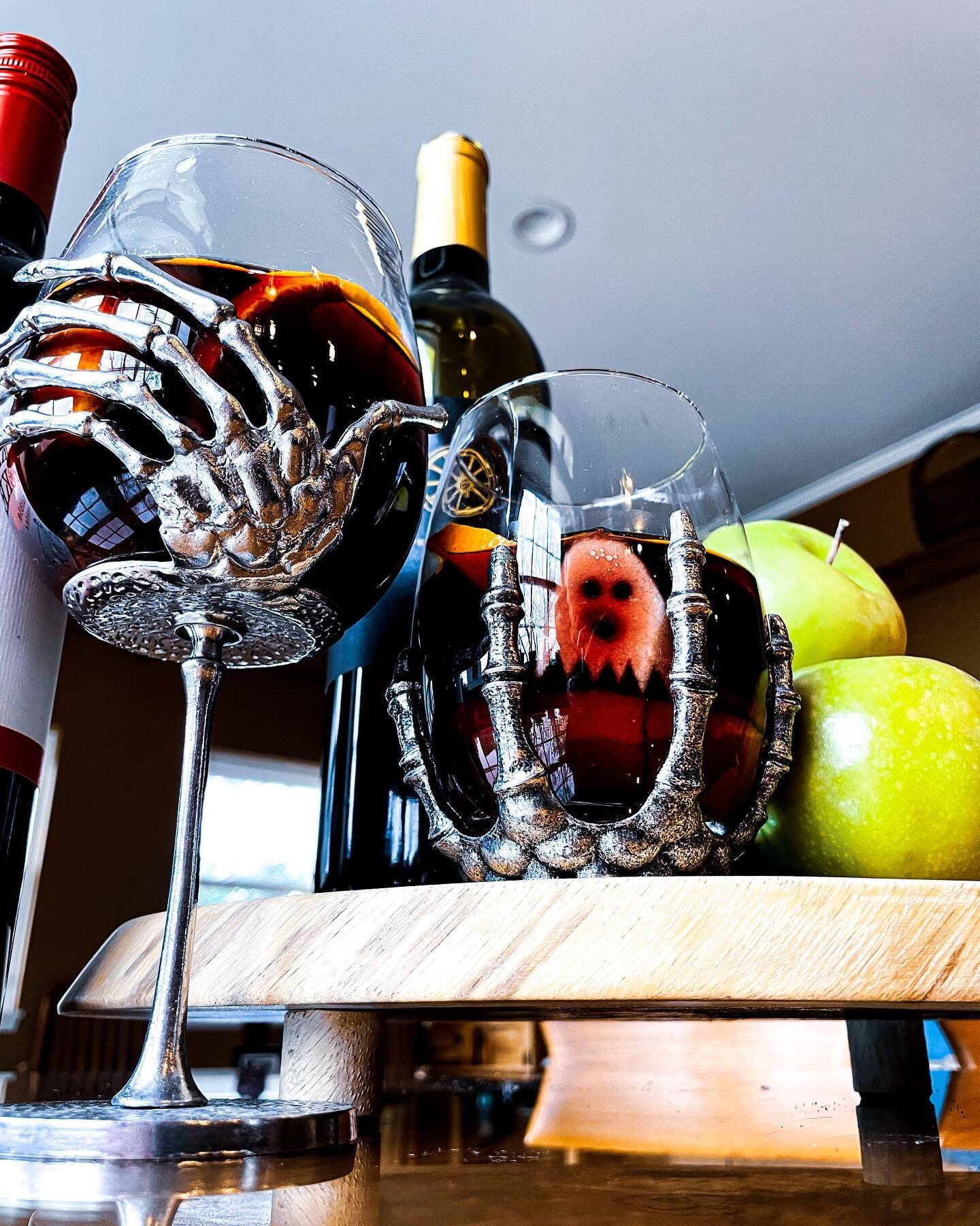 Happy Halloween 👻 
.
Pro tip: has you wine been open too long? Prolong its life by making it a Spooky Sangria! Just cut ghosts out of apples and add complementary flavors 🍏