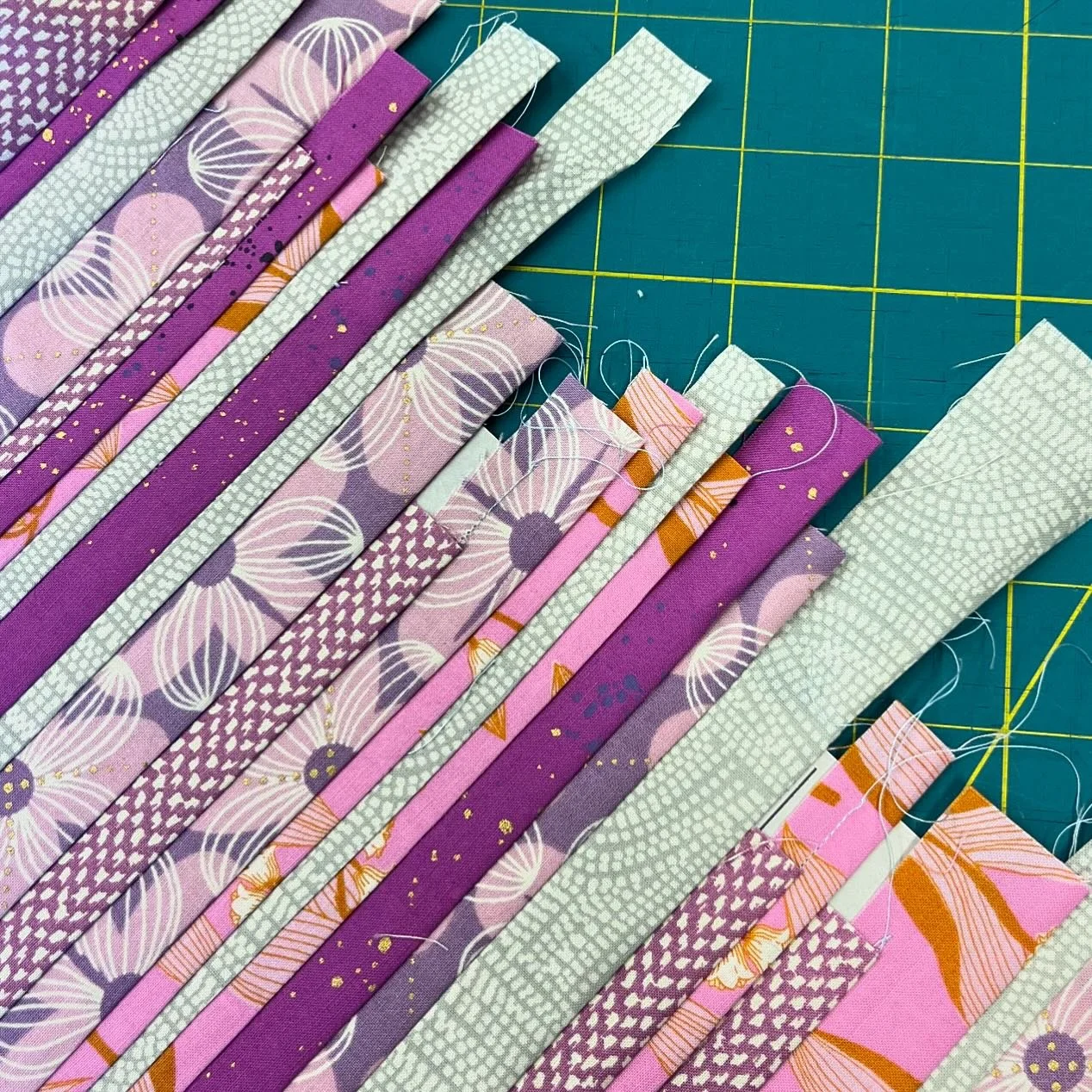 I am working on next weeks #quiltblockmania 💥 here is a sneak peak! I just love tiny strips of fabric!! Such a great way to use your fabric scraps. If you love it but are scared of it don&rsquo;t worry, I included a printable template in the Free fo