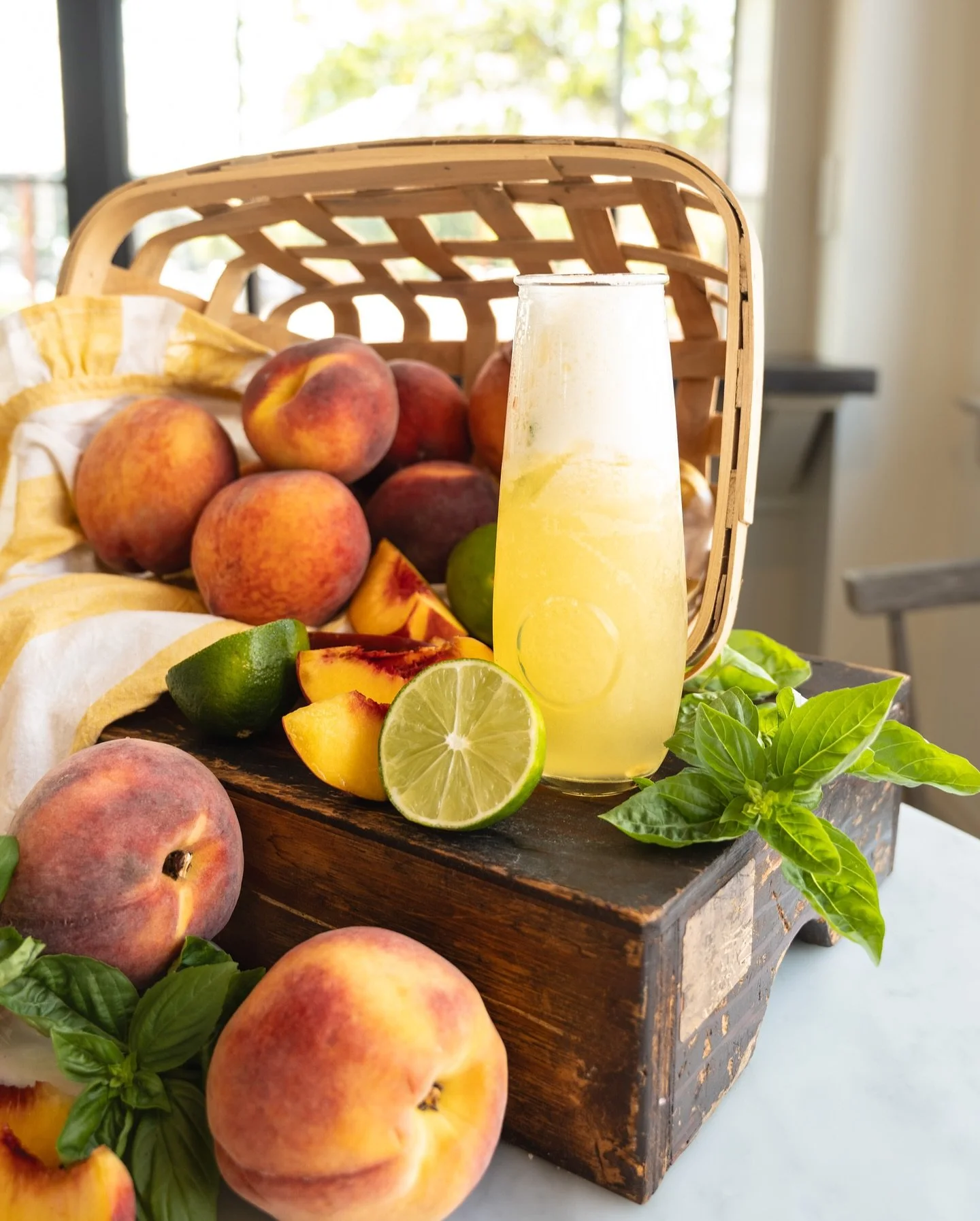 It&rsquo;s Friday, and Our 𝘌𝘷𝘦𝘯𝘪𝘯𝘨 Table is looking peachy&hellip;
&bull;
Meet our Green Tea Bellini Sour &mdash; a lively mocktail crafted with our iced green tea, lemon juice, peach basil syrup, and a silky egg white finish. 
&bull;
Served e
