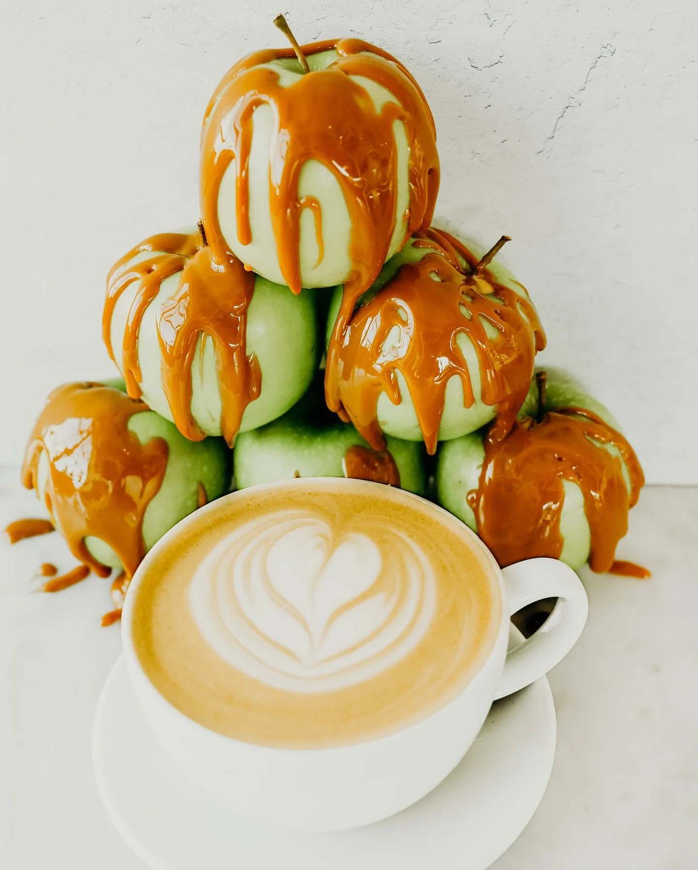 Crisp air, changing leaves, and now&mdash;Caramel Apple in your cup! 🍏Made with our own sweet caramel and tart green apple syrups, this month&rsquo;s barista feature is creamy and cozy when hot, and refreshing with cold foam when iced.
&bull;
For ou