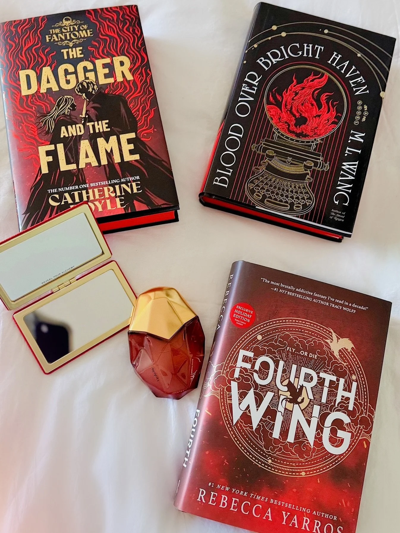 Shelf Portrait: Red special edition fantasy stack ft. my new favorite @orebella perfume!! 

- Fourth Wing 
- The Dagger and the Flame
- Blood Over Bright Haven 
❤️💌🪄💋
#bookstagram #bookrecommendations #fantasy #romancebooks #romantasy #whatsonmysh