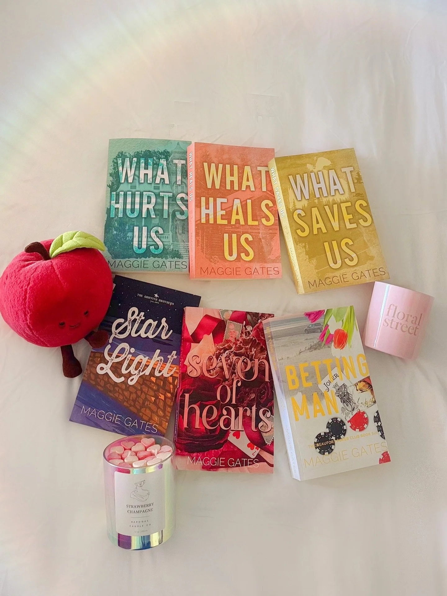 Candle Pairings x @authormaggiegates books 🤎💌✨

Scent Notes featured: 

&mdash; Crimson Leaves: Green Stem, Lemon, Cedar Leaf, Pine, Spiced Apple, Floral M&eacute;lange. 

&mdash; Half Baked: Apple, Green Leaves, Sticky Toffee.

&mdash; Wonderland 