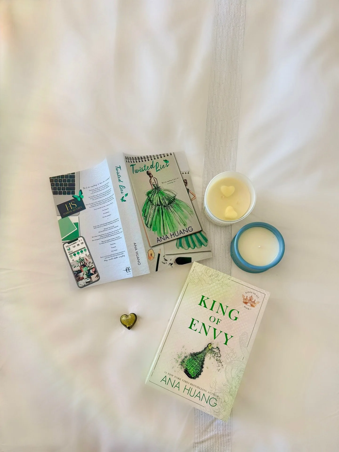 The fashion girlies of the Ana Huang universe 💚✨ Are you team King of Envy or Twisted Lies, or both?

Stella-themed candle by @thebrightsidecandles 

#Twisted #KingsofSin @authoranahuang

&mdash; 
Ana Huang books, dark romance, contemporary romance,