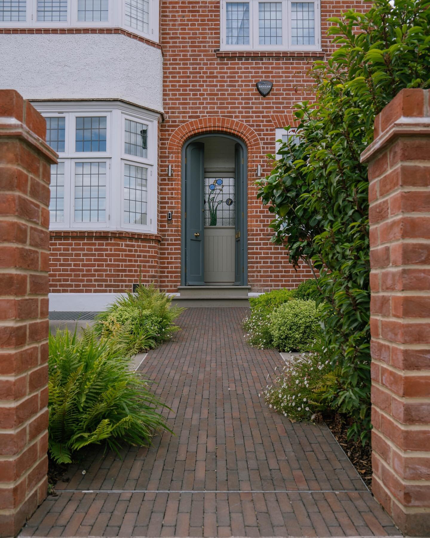 Create a strong first impression with a modern attractive yet practical driveway. 

This driveway in Wandsworth was designed &amp; planted by @thelondongardenerltd &amp; built by us @harringtonbrothers 

Design &amp; planting @thelondongardenerltd 
B