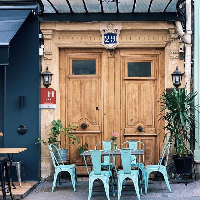 Les terrasses parisiennes enfin de retour! 🇫🇷
#GisouMontmartre #Gisou #Baravins #Baracocktails #Montmartre