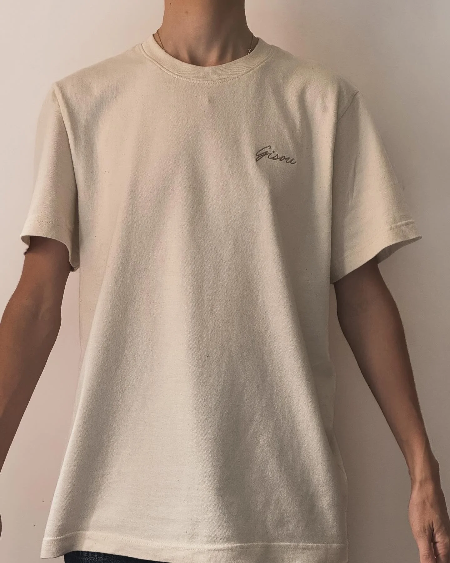 Les 3 couleurs sont l&agrave; 🤎🤍🖤

T-shirts coupe oversize, tailles unisexe du XS au XXL.

D&eacute;tails :

Cr&egrave;me : broderie poitrine + imprim&eacute; dos : 39&euro;
Blanc : broderie poitrine uniquement couleur vert : 35&euro;
Noir : brode