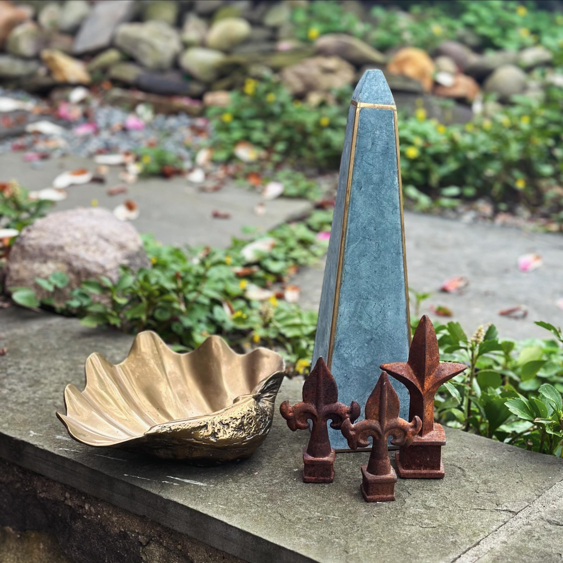 Some really good styling find  just added to the website! Link in bio - themainlinefind.com
Finials - $24
Obelisk - $68
Brass clam shell - $75