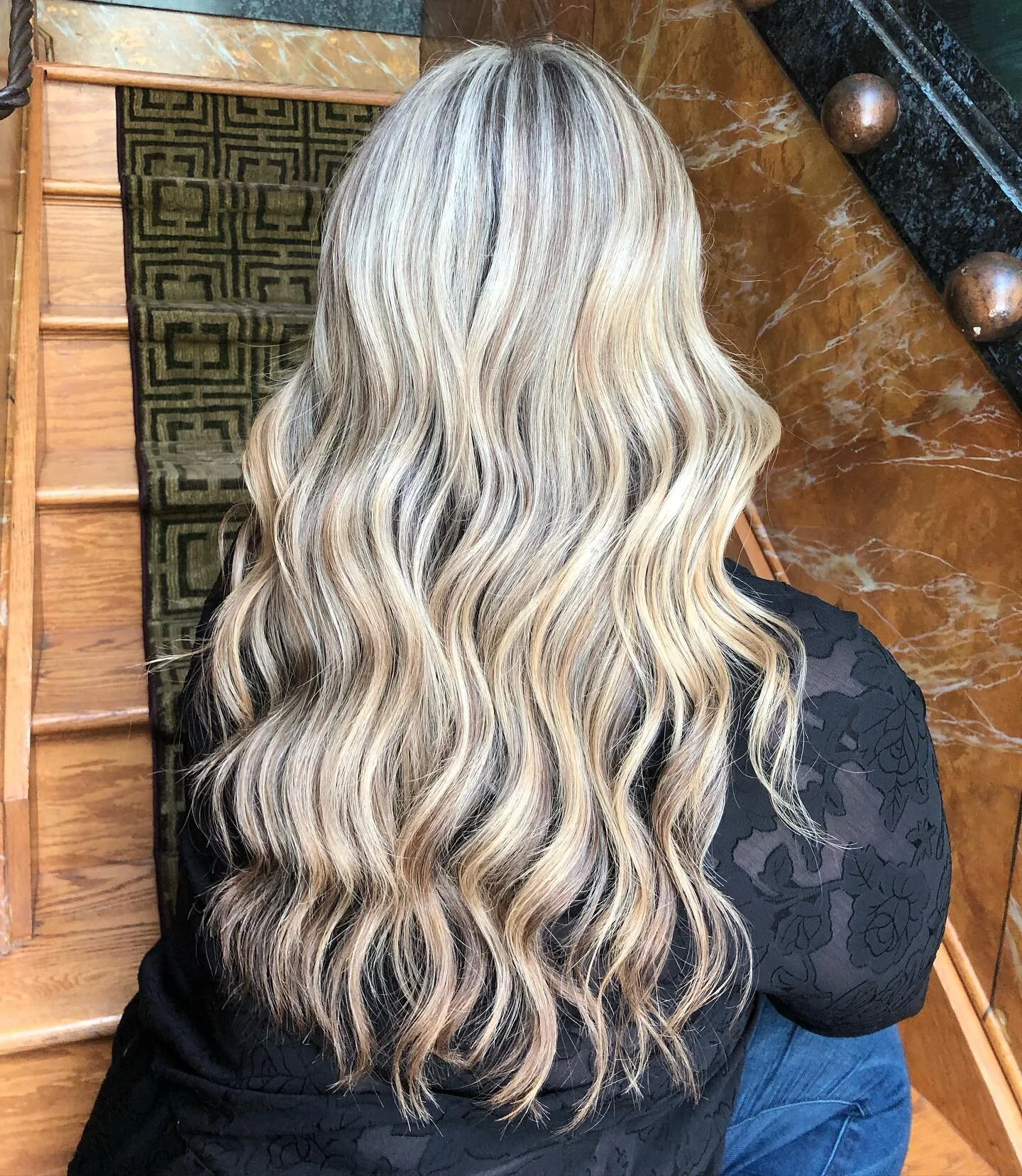 Highlights done by Alyssa! Goodbye covid roots 🙋🏼&zwj;♀️ #highlights #blonde #aveda #enlightener #curls