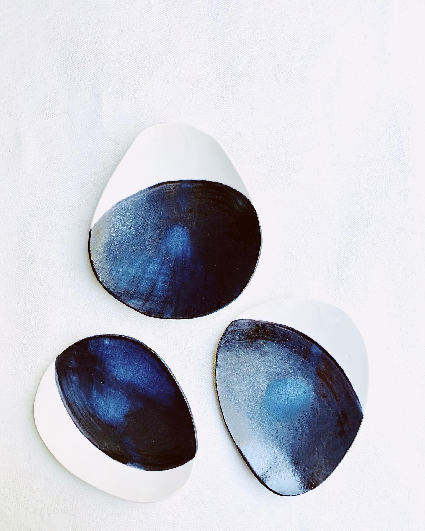 Pebble plates in indigo.  The light is changing and the days are getting longer!😊
.
.
.
#elephantceramics #ceramics #indigo #newworkinshopsoon