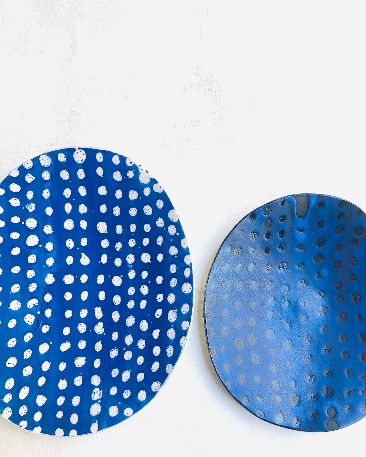 New work just out of the kiln!🔵⚪️ Anyone else obsessed with dots like I am? 
.
.
.
#elephantceramics #dots #pattern #blue #ceramics #porcelain