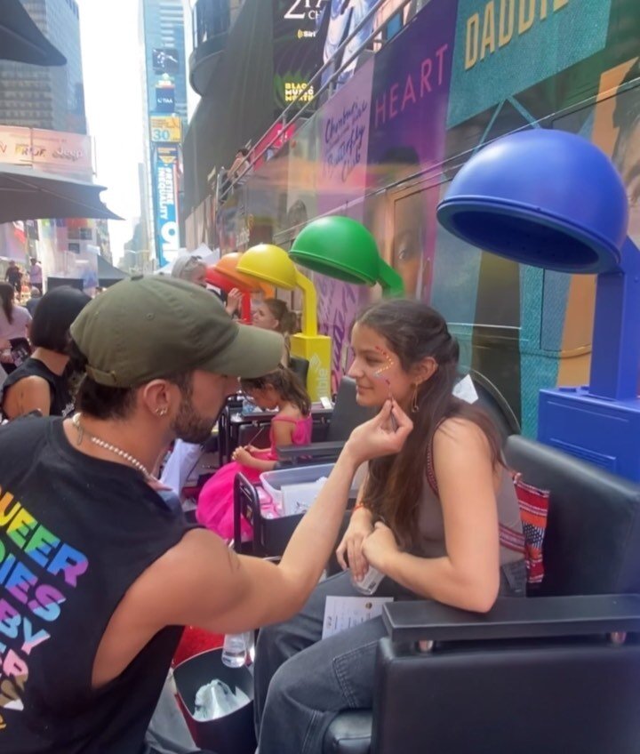 #happypride ❤️🧡💛💚💙💜🤍💗💙🤎🖤
.
.
Thank you @lizomakeup and @audible for having me on the big queer team for #nycpride in #timessquare 🏳️&zwj;🌈💖🏳️&zwj;⚧️
It meant so much to spread love, bring some glitz and glam to the childrenn, be a part 