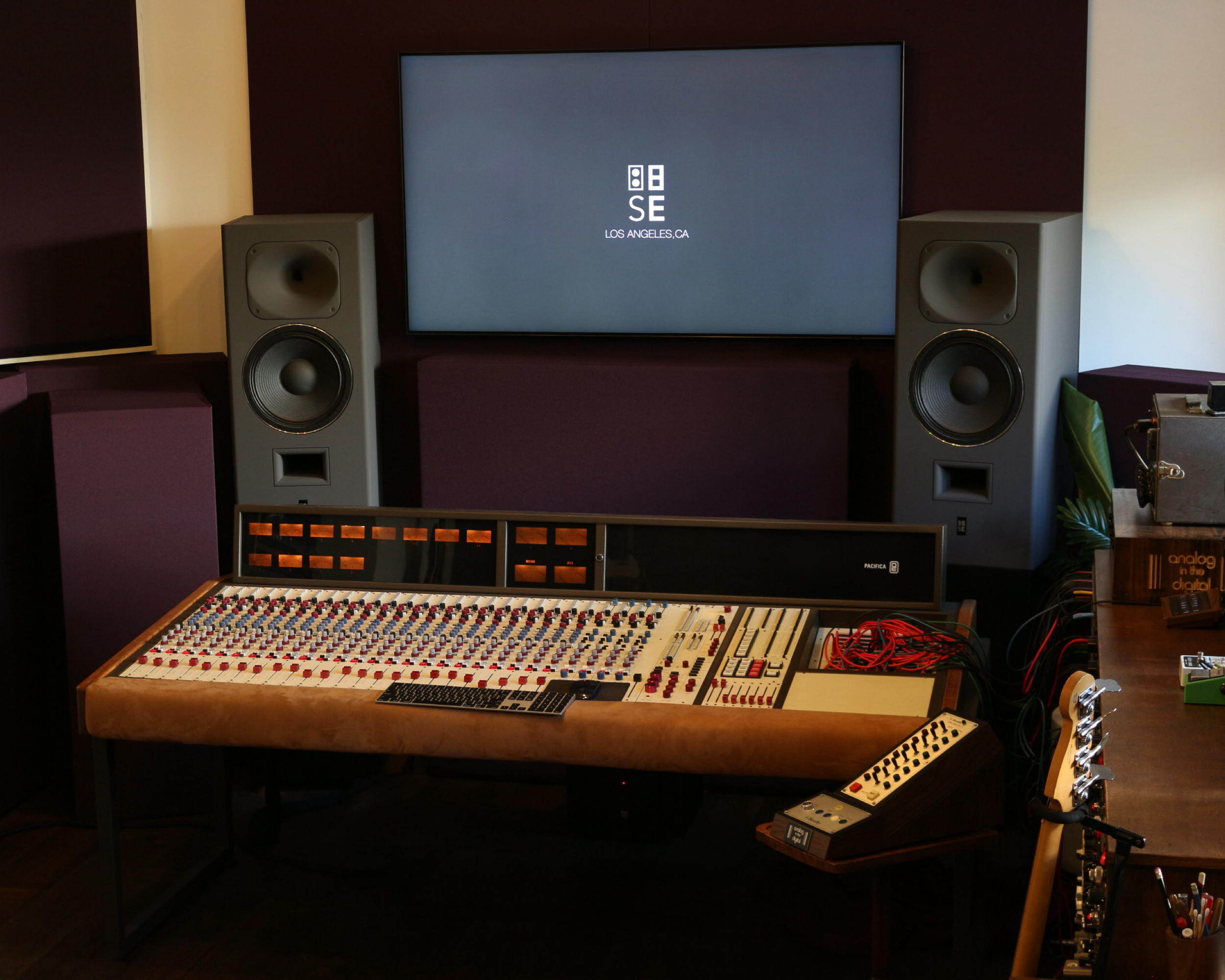 Vintage Quad Eight Pacifica mixing console and STRAUSS ELEKTROAKUSTIK reference monitors in the Analog in the Digital studio.